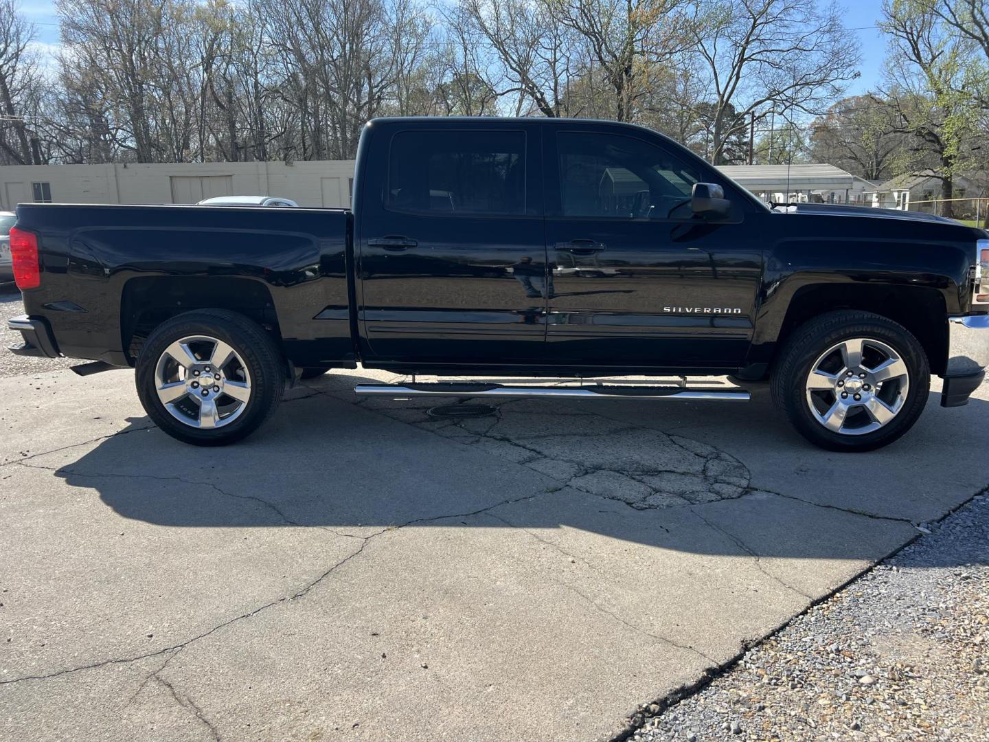 2017 Black /Black Chevrolet Silverado 1500 LT (3GCPCREC3HG) with an 5.3L V8 engine, 6-Speed Automatic transmission, located at 4520 Airline Hwy, Baton Rouge, LA, 70805, (225) 357-1497, 30.509325, -91.145432 - 2017 Chevrolet Silverado 1500 Crew Cab LT 5.3 V8 Gas, 122K Miles, Leather Seats, Cold A/C, Power Windows, Locks & Mirrors, Backup Camera, 20" Alloy Wheels, Tow Package. FOR INFO PLEASE CONTACT JEFF AT 225-413-0981. CHECK OUT OUR A+ RATING WITH THE BETTER BUSINESS BUREAU. WE HAVE BEEN A FAMILY OWNED - Photo#4