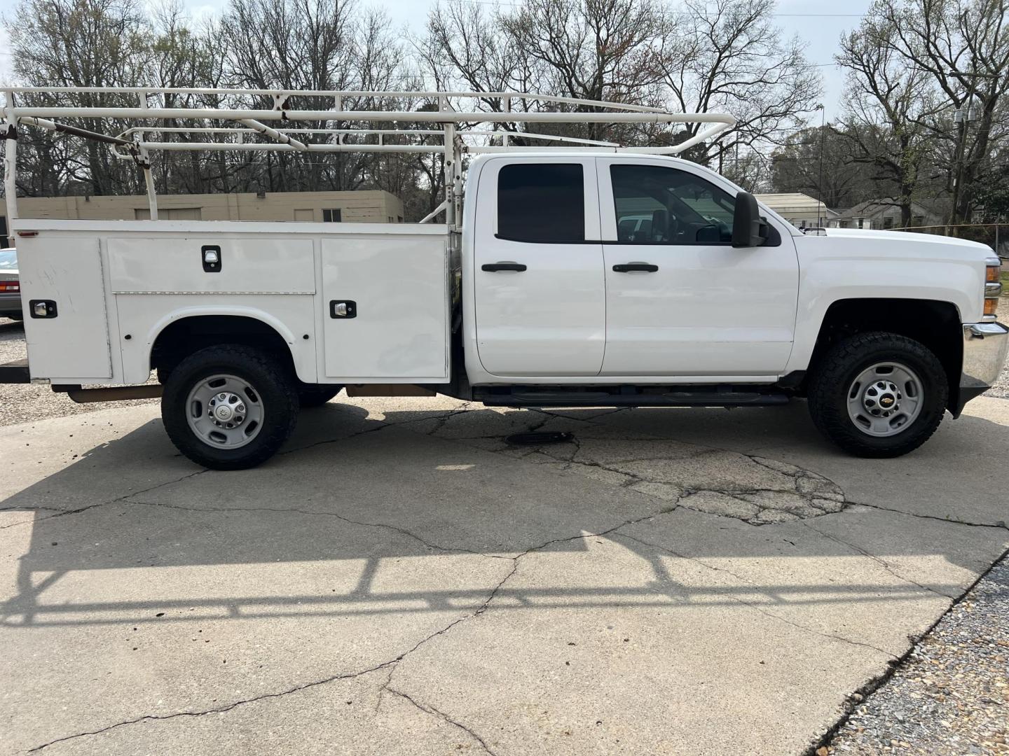 2017 White /Gray Chevrolet Silverado 2500HD Work Truck (1GC2CUEG0HZ) with an 6.0L V8 engine, 6-Speed Automatic transmission, located at 4520 Airline Hwy, Baton Rouge, LA, 70805, (225) 357-1497, 30.509325, -91.145432 - 2017 Chevrolet Silverado 2500HD Double Cab With Knapheide Service Bed 2WD, 6.0 V8 Gas, 155K Miles, Cold A/C, Power Windows, Locks & Mirrors, Tow Package. Clean Title But Has Been Wrecked In The Front. FOR INFO PLEASE CONTACT JEFF AT 225-413-0981. CHECK OUT OUR A+ RATING WITH THE BETTER BUSINESS BURE - Photo#4
