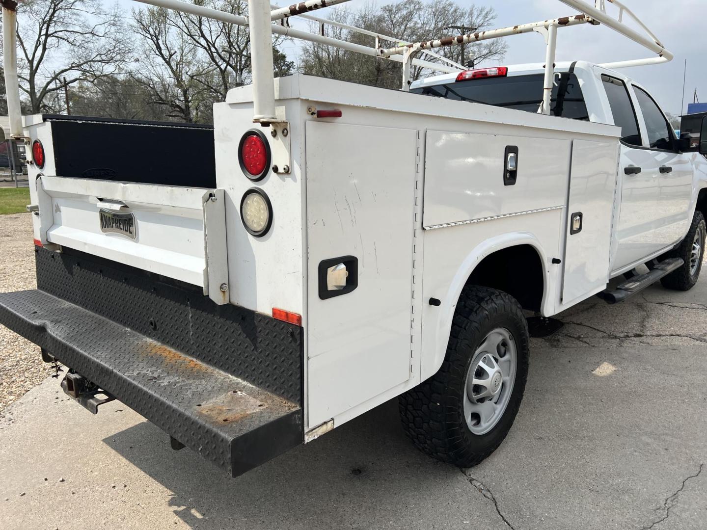 2017 White /Gray Chevrolet Silverado 2500HD Work Truck (1GC2CUEG0HZ) with an 6.0L V8 engine, 6-Speed Automatic transmission, located at 4520 Airline Hwy, Baton Rouge, LA, 70805, (225) 357-1497, 30.509325, -91.145432 - 2017 Chevrolet Silverado 2500HD Double Cab With Knapheide Service Bed 2WD, 6.0 V8 Gas, 155K Miles, Cold A/C, Power Windows, Locks & Mirrors, Tow Package. Clean Title But Has Been Wrecked In The Front. FOR INFO PLEASE CONTACT JEFF AT 225-413-0981. CHECK OUT OUR A+ RATING WITH THE BETTER BUSINESS BURE - Photo#5