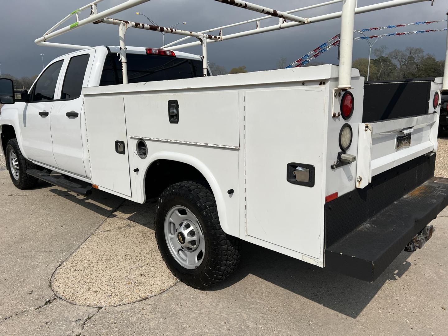 2017 White /Gray Chevrolet Silverado 2500HD Work Truck (1GC2CUEG0HZ) with an 6.0L V8 engine, 6-Speed Automatic transmission, located at 4520 Airline Hwy, Baton Rouge, LA, 70805, (225) 357-1497, 30.509325, -91.145432 - 2017 Chevrolet Silverado 2500HD Double Cab With Knapheide Service Bed 2WD, 6.0 V8 Gas, 155K Miles, Cold A/C, Power Windows, Locks & Mirrors, Tow Package. Clean Title But Has Been Wrecked In The Front. FOR INFO PLEASE CONTACT JEFF AT 225-413-0981. CHECK OUT OUR A+ RATING WITH THE BETTER BUSINESS BURE - Photo#7