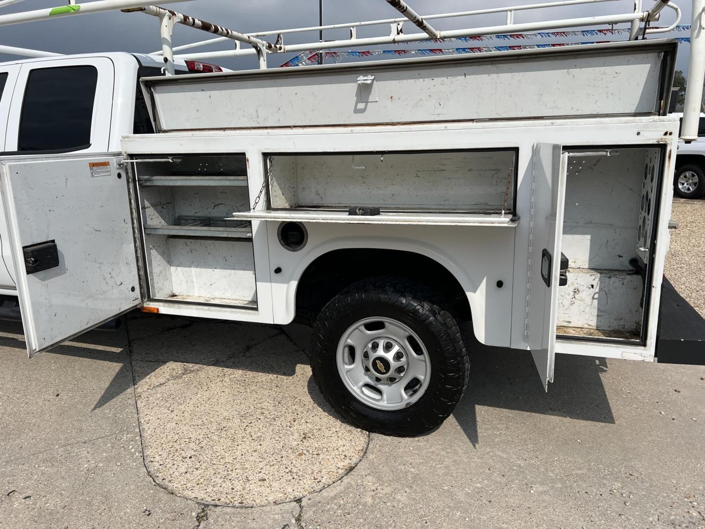 2017 White /Gray Chevrolet Silverado 2500HD Work Truck (1GC2CUEG0HZ) with an 6.0L V8 engine, 6-Speed Automatic transmission, located at 4520 Airline Hwy, Baton Rouge, LA, 70805, (225) 357-1497, 30.509325, -91.145432 - 2017 Chevrolet Silverado 2500HD Double Cab With Knapheide Service Bed 2WD, 6.0 V8 Gas, 155K Miles, Cold A/C, Power Windows, Locks & Mirrors, Tow Package. Clean Title But Has Been Wrecked In The Front. FOR INFO PLEASE CONTACT JEFF AT 225-413-0981. CHECK OUT OUR A+ RATING WITH THE BETTER BUSINESS BURE - Photo#8