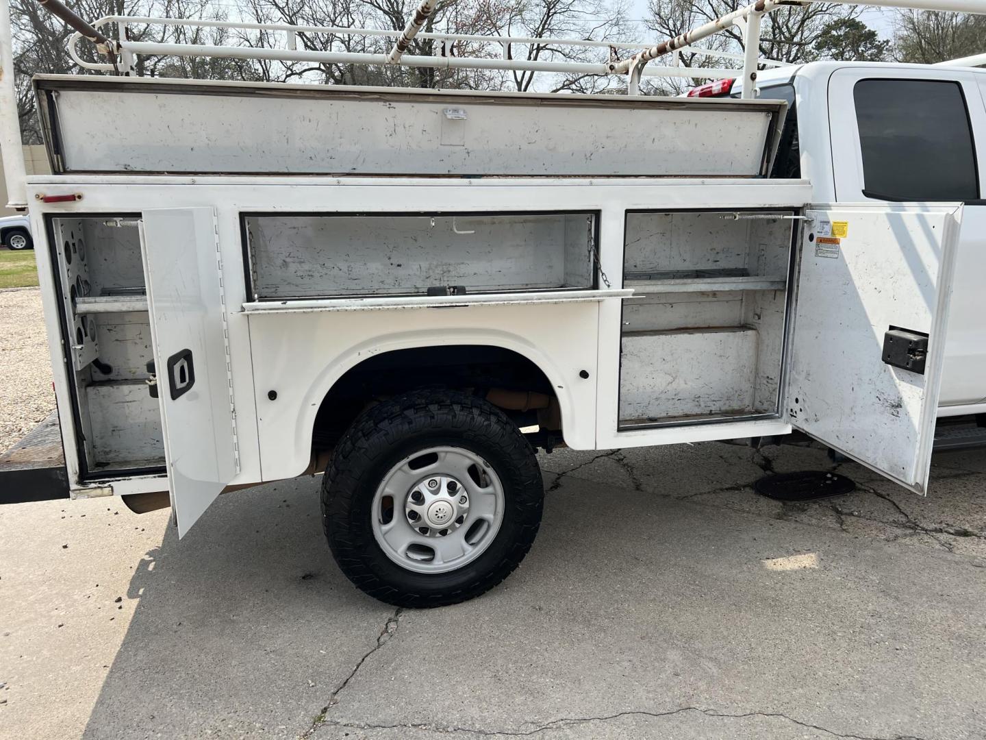 2017 White /Gray Chevrolet Silverado 2500HD Work Truck (1GC2CUEG0HZ) with an 6.0L V8 engine, 6-Speed Automatic transmission, located at 4520 Airline Hwy, Baton Rouge, LA, 70805, (225) 357-1497, 30.509325, -91.145432 - 2017 Chevrolet Silverado 2500HD Double Cab With Knapheide Service Bed 2WD, 6.0 V8 Gas, 155K Miles, Cold A/C, Power Windows, Locks & Mirrors, Tow Package. Clean Title But Has Been Wrecked In The Front. FOR INFO PLEASE CONTACT JEFF AT 225-413-0981. CHECK OUT OUR A+ RATING WITH THE BETTER BUSINESS BURE - Photo#9