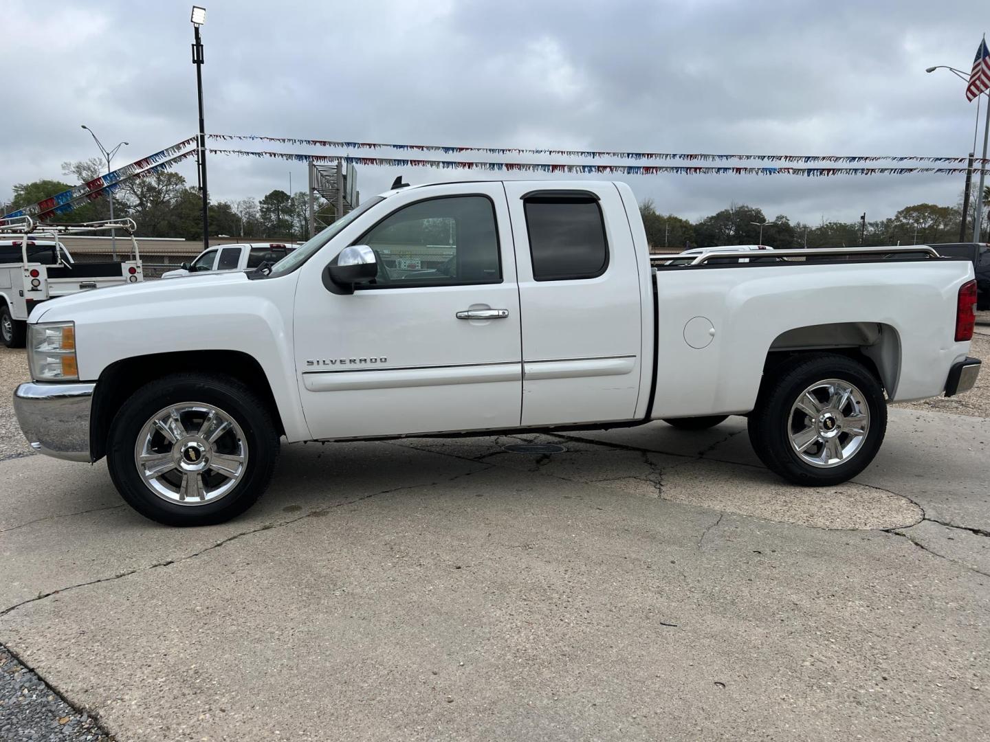 2013 White /Black Chevrolet Silverado 1500 LT (1GCRCSE00DZ) with an 5.3L V8 engine, 6-Speed Automatic transmission, located at 4520 Airline Hwy, Baton Rouge, LA, 70805, (225) 357-1497, 30.509325, -91.145432 - 2013 Chevrolet Silverado 1500 Ext Cab LT **ONE OWNER & NO ACCIDENTS** 5.3 V8 Gas, 158K Miles, Cold A/C, Power Windows, Locks & Mirrors, Tow Package. Does Have Minor Dents & Schatches. FOR INFO PLEASE CONTACT JEFF AT 225-413-0981. CHECK OUT OUR A+ RATING WITH THE BETTER BUSINESS BUREAU. WE HAVE BEEN - Photo#1