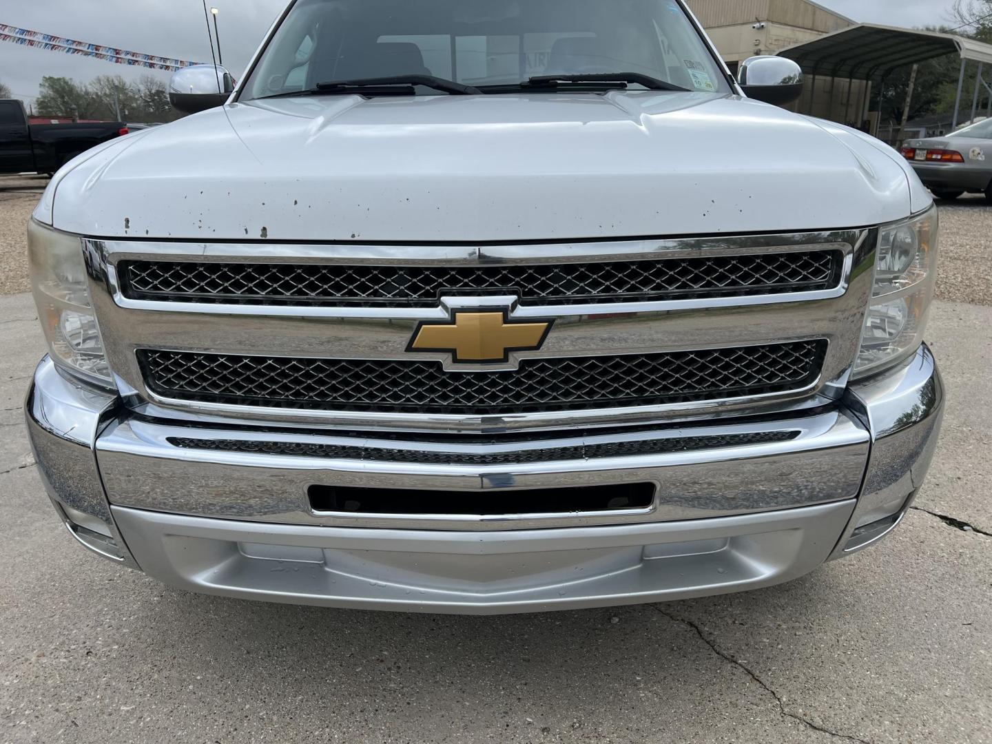 2013 White /Black Chevrolet Silverado 1500 LT (1GCRCSE00DZ) with an 5.3L V8 engine, 6-Speed Automatic transmission, located at 4520 Airline Hwy, Baton Rouge, LA, 70805, (225) 357-1497, 30.509325, -91.145432 - 2013 Chevrolet Silverado 1500 Ext Cab LT **ONE OWNER & NO ACCIDENTS** 5.3 V8 Gas, 158K Miles, Cold A/C, Power Windows, Locks & Mirrors, Tow Package. Does Have Minor Dents & Schatches. FOR INFO PLEASE CONTACT JEFF AT 225-413-0981. CHECK OUT OUR A+ RATING WITH THE BETTER BUSINESS BUREAU. WE HAVE BEEN - Photo#2