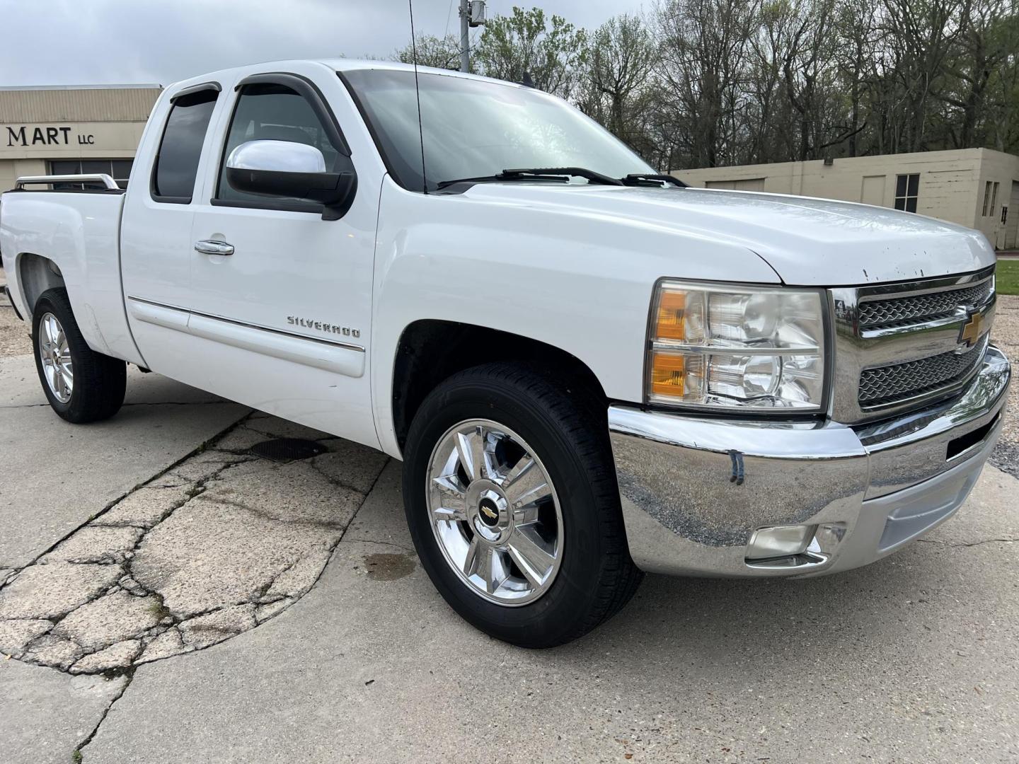 2013 White /Black Chevrolet Silverado 1500 LT (1GCRCSE00DZ) with an 5.3L V8 engine, 6-Speed Automatic transmission, located at 4520 Airline Hwy, Baton Rouge, LA, 70805, (225) 357-1497, 30.509325, -91.145432 - 2013 Chevrolet Silverado 1500 Ext Cab LT **ONE OWNER & NO ACCIDENTS** 5.3 V8 Gas, 158K Miles, Cold A/C, Power Windows, Locks & Mirrors, Tow Package. Does Have Minor Dents & Schatches. FOR INFO PLEASE CONTACT JEFF AT 225-413-0981. CHECK OUT OUR A+ RATING WITH THE BETTER BUSINESS BUREAU. WE HAVE BEEN - Photo#3