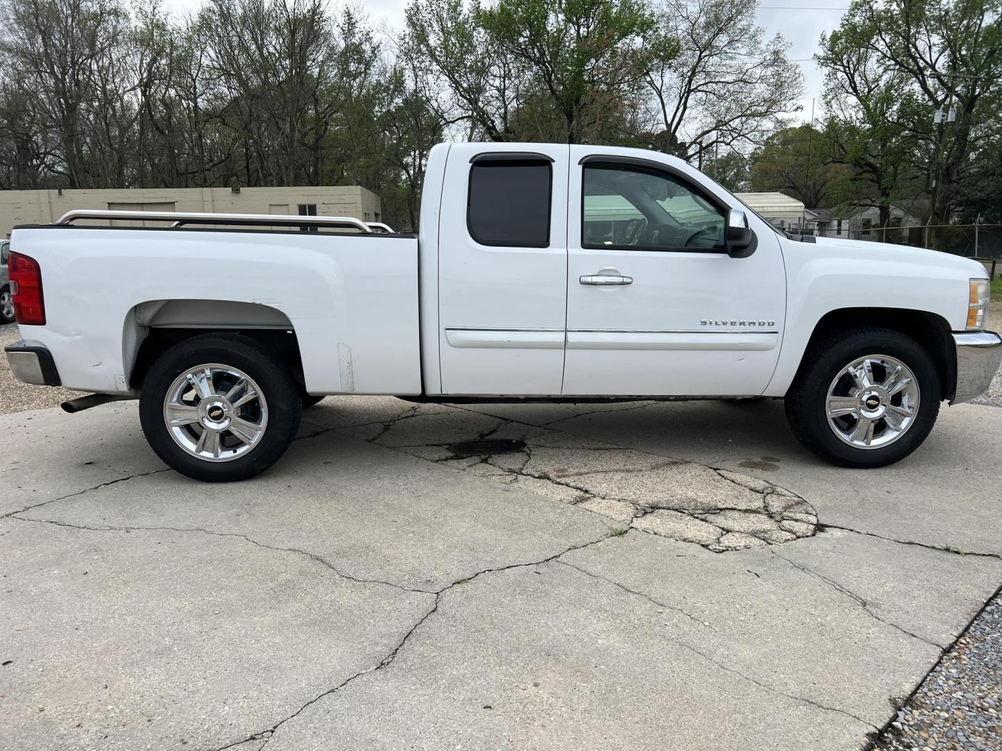 2013 White /Black Chevrolet Silverado 1500 LT (1GCRCSE00DZ) with an 5.3L V8 engine, 6-Speed Automatic transmission, located at 4520 Airline Hwy, Baton Rouge, LA, 70805, (225) 357-1497, 30.509325, -91.145432 - 2013 Chevrolet Silverado 1500 Ext Cab LT **ONE OWNER & NO ACCIDENTS** 5.3 V8 Gas, 158K Miles, Cold A/C, Power Windows, Locks & Mirrors, Tow Package. Does Have Minor Dents & Schatches. FOR INFO PLEASE CONTACT JEFF AT 225-413-0981. CHECK OUT OUR A+ RATING WITH THE BETTER BUSINESS BUREAU. WE HAVE BEEN - Photo#4