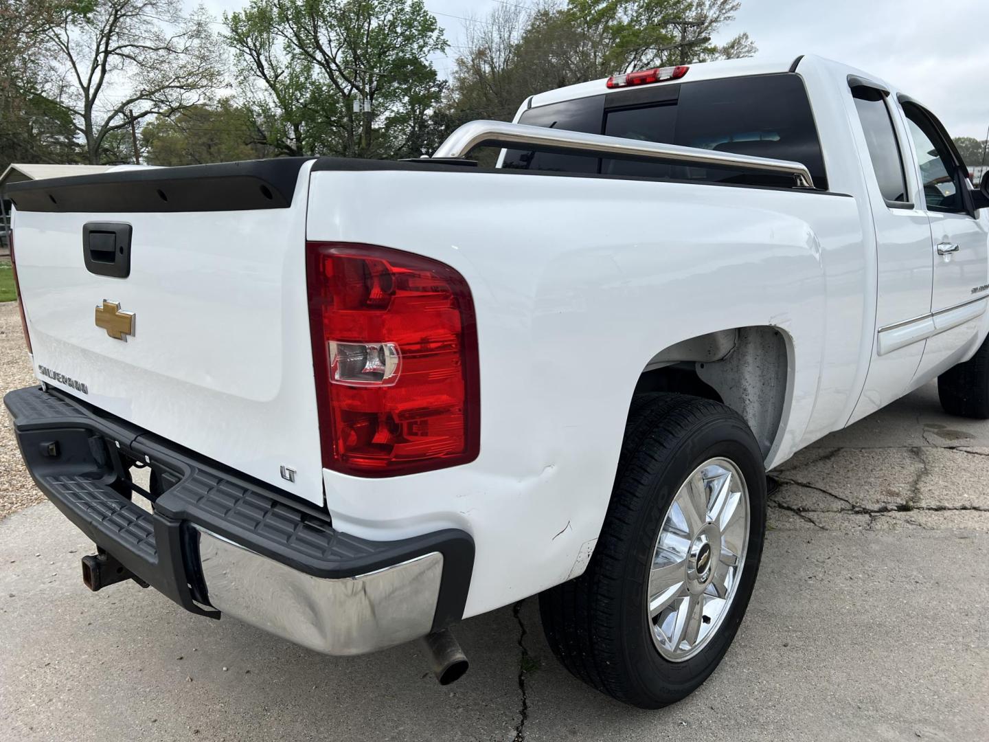2013 White /Black Chevrolet Silverado 1500 LT (1GCRCSE00DZ) with an 5.3L V8 engine, 6-Speed Automatic transmission, located at 4520 Airline Hwy, Baton Rouge, LA, 70805, (225) 357-1497, 30.509325, -91.145432 - 2013 Chevrolet Silverado 1500 Ext Cab LT **ONE OWNER & NO ACCIDENTS** 5.3 V8 Gas, 158K Miles, Cold A/C, Power Windows, Locks & Mirrors, Tow Package. Does Have Minor Dents & Schatches. FOR INFO PLEASE CONTACT JEFF AT 225-413-0981. CHECK OUT OUR A+ RATING WITH THE BETTER BUSINESS BUREAU. WE HAVE BEEN - Photo#5
