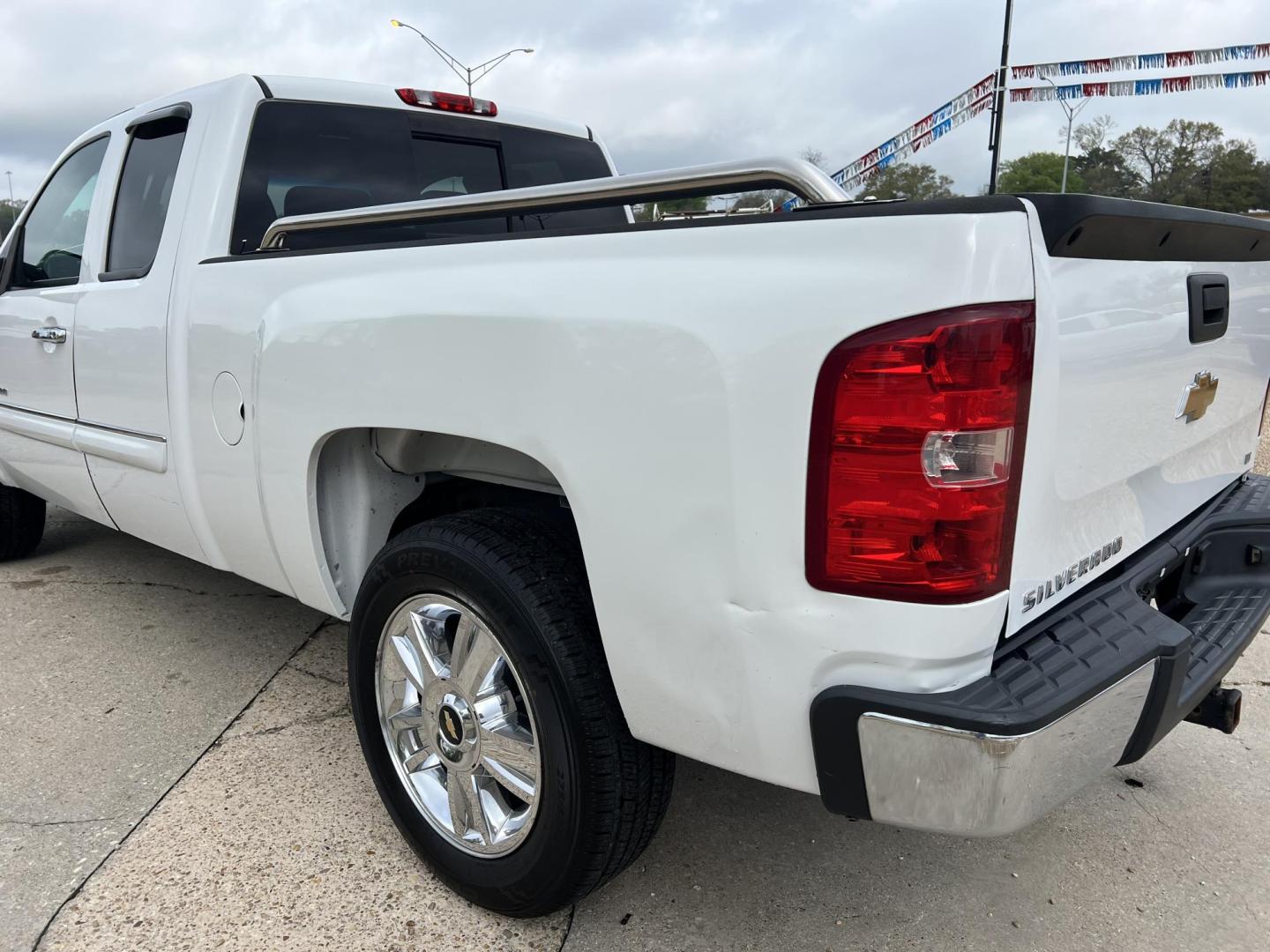 2013 White /Black Chevrolet Silverado 1500 LT (1GCRCSE00DZ) with an 5.3L V8 engine, 6-Speed Automatic transmission, located at 4520 Airline Hwy, Baton Rouge, LA, 70805, (225) 357-1497, 30.509325, -91.145432 - 2013 Chevrolet Silverado 1500 Ext Cab LT **ONE OWNER & NO ACCIDENTS** 5.3 V8 Gas, 158K Miles, Cold A/C, Power Windows, Locks & Mirrors, Tow Package. Does Have Minor Dents & Schatches. FOR INFO PLEASE CONTACT JEFF AT 225-413-0981. CHECK OUT OUR A+ RATING WITH THE BETTER BUSINESS BUREAU. WE HAVE BEEN - Photo#7