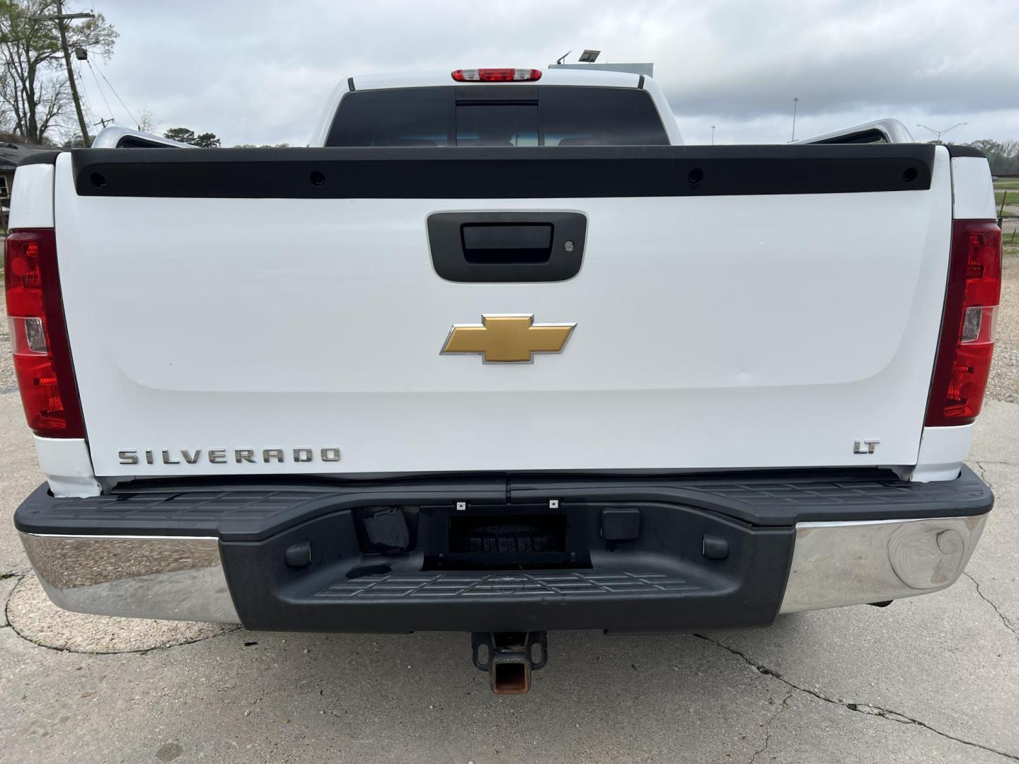 2013 White /Black Chevrolet Silverado 1500 LT (1GCRCSE00DZ) with an 5.3L V8 engine, 6-Speed Automatic transmission, located at 4520 Airline Hwy, Baton Rouge, LA, 70805, (225) 357-1497, 30.509325, -91.145432 - 2013 Chevrolet Silverado 1500 Ext Cab LT **ONE OWNER & NO ACCIDENTS** 5.3 V8 Gas, 158K Miles, Cold A/C, Power Windows, Locks & Mirrors, Tow Package. Does Have Minor Dents & Schatches. FOR INFO PLEASE CONTACT JEFF AT 225-413-0981. CHECK OUT OUR A+ RATING WITH THE BETTER BUSINESS BUREAU. WE HAVE BEEN - Photo#6
