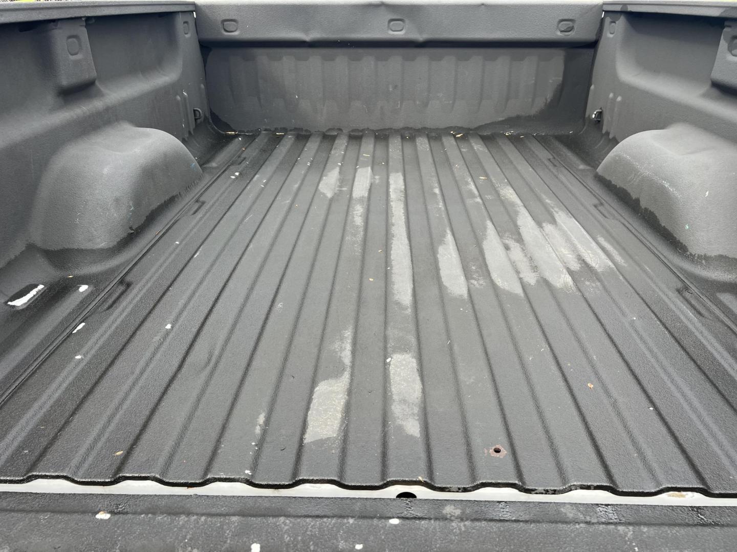 2013 White /Black Chevrolet Silverado 1500 LT (1GCRCSE00DZ) with an 5.3L V8 engine, 6-Speed Automatic transmission, located at 4520 Airline Hwy, Baton Rouge, LA, 70805, (225) 357-1497, 30.509325, -91.145432 - 2013 Chevrolet Silverado 1500 Ext Cab LT **ONE OWNER & NO ACCIDENTS** 5.3 V8 Gas, 158K Miles, Cold A/C, Power Windows, Locks & Mirrors, Tow Package. Does Have Minor Dents & Schatches. FOR INFO PLEASE CONTACT JEFF AT 225-413-0981. CHECK OUT OUR A+ RATING WITH THE BETTER BUSINESS BUREAU. WE HAVE BEEN - Photo#9