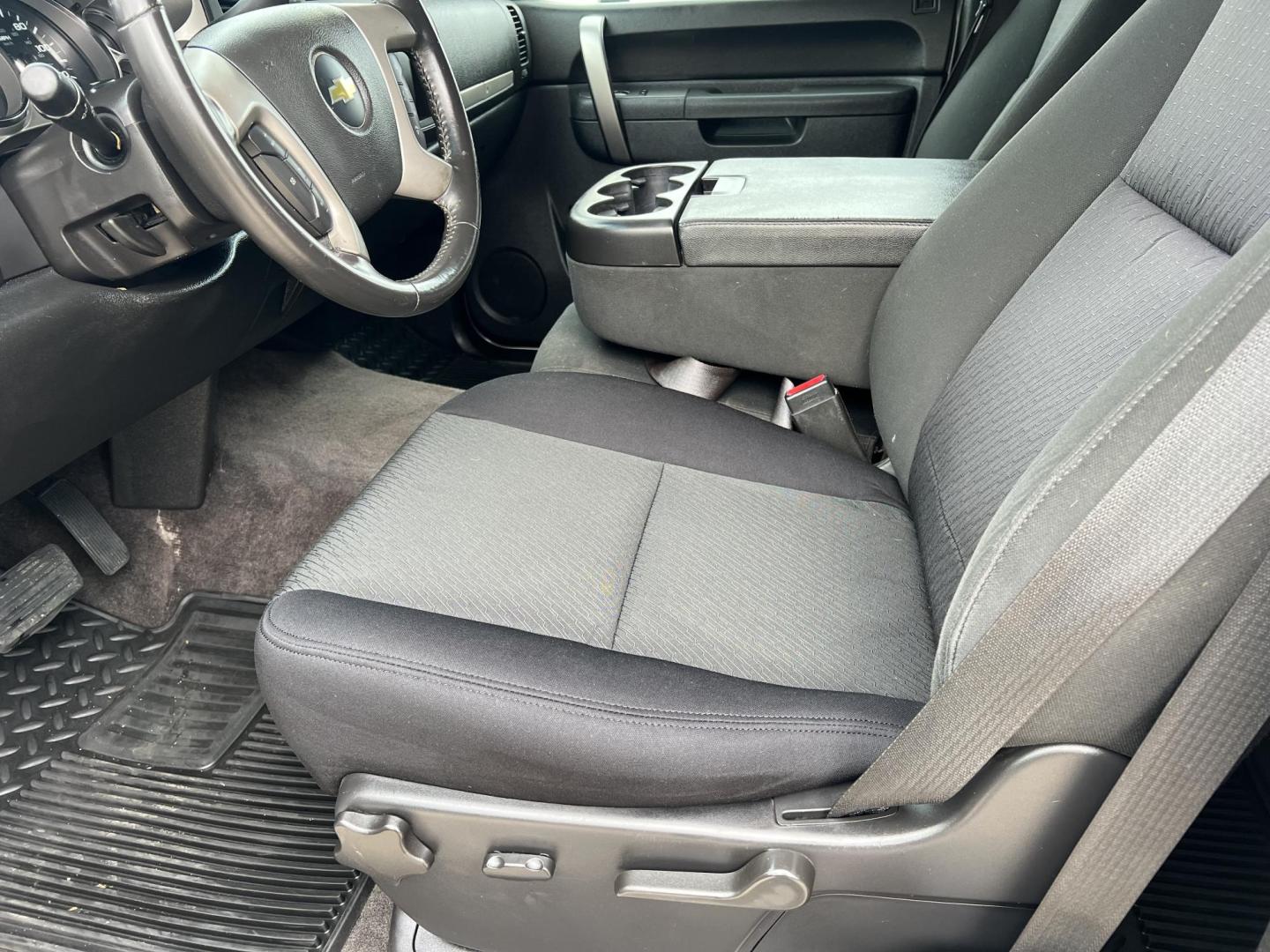 2013 White /Black Chevrolet Silverado 1500 LT (1GCRCSE00DZ) with an 5.3L V8 engine, 6-Speed Automatic transmission, located at 4520 Airline Hwy, Baton Rouge, LA, 70805, (225) 357-1497, 30.509325, -91.145432 - 2013 Chevrolet Silverado 1500 Ext Cab LT **ONE OWNER & NO ACCIDENTS** 5.3 V8 Gas, 158K Miles, Cold A/C, Power Windows, Locks & Mirrors, Tow Package. Does Have Minor Dents & Schatches. FOR INFO PLEASE CONTACT JEFF AT 225-413-0981. CHECK OUT OUR A+ RATING WITH THE BETTER BUSINESS BUREAU. WE HAVE BEEN - Photo#11