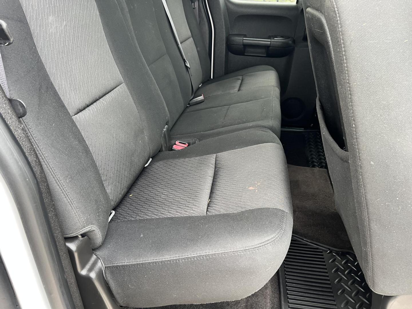 2013 White /Black Chevrolet Silverado 1500 LT (1GCRCSE00DZ) with an 5.3L V8 engine, 6-Speed Automatic transmission, located at 4520 Airline Hwy, Baton Rouge, LA, 70805, (225) 357-1497, 30.509325, -91.145432 - 2013 Chevrolet Silverado 1500 Ext Cab LT **ONE OWNER & NO ACCIDENTS** 5.3 V8 Gas, 158K Miles, Cold A/C, Power Windows, Locks & Mirrors, Tow Package. Does Have Minor Dents & Schatches. FOR INFO PLEASE CONTACT JEFF AT 225-413-0981. CHECK OUT OUR A+ RATING WITH THE BETTER BUSINESS BUREAU. WE HAVE BEEN - Photo#13