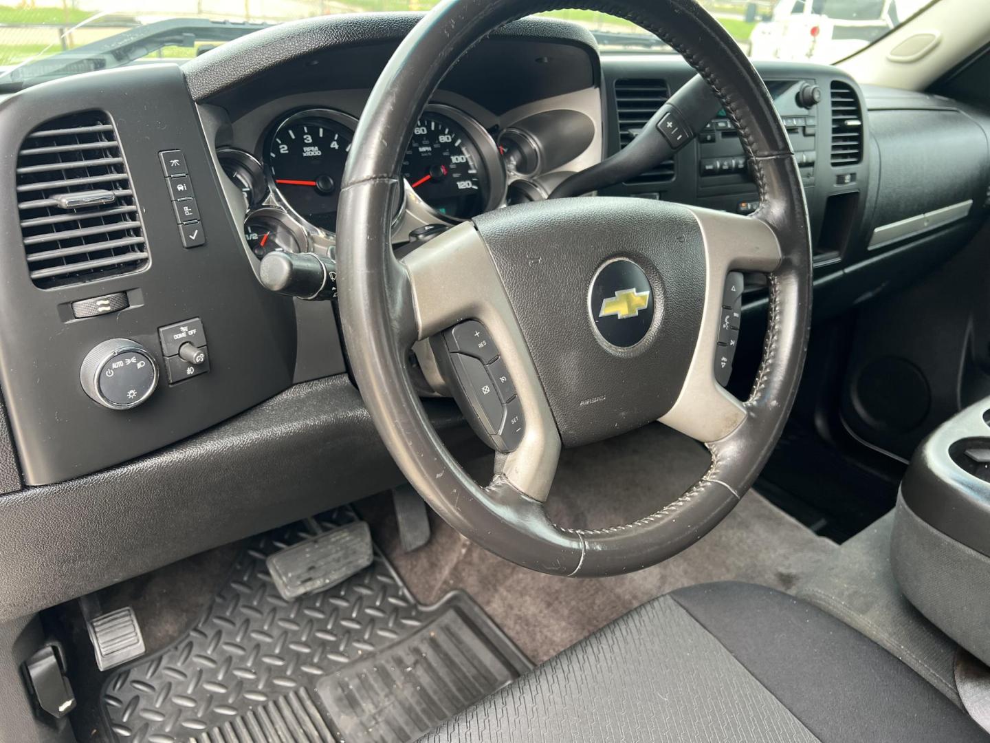 2013 White /Black Chevrolet Silverado 1500 LT (1GCRCSE00DZ) with an 5.3L V8 engine, 6-Speed Automatic transmission, located at 4520 Airline Hwy, Baton Rouge, LA, 70805, (225) 357-1497, 30.509325, -91.145432 - 2013 Chevrolet Silverado 1500 Ext Cab LT **ONE OWNER & NO ACCIDENTS** 5.3 V8 Gas, 158K Miles, Cold A/C, Power Windows, Locks & Mirrors, Tow Package. Does Have Minor Dents & Schatches. FOR INFO PLEASE CONTACT JEFF AT 225-413-0981. CHECK OUT OUR A+ RATING WITH THE BETTER BUSINESS BUREAU. WE HAVE BEEN - Photo#15