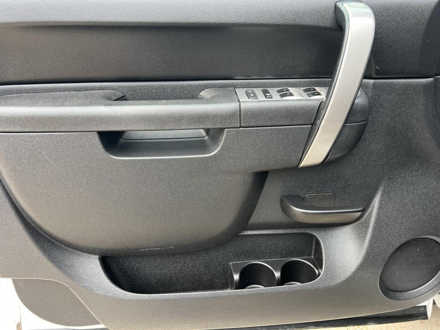 2013 White /Black Chevrolet Silverado 1500 LT (1GCRCSE00DZ) with an 5.3L V8 engine, 6-Speed Automatic transmission, located at 4520 Airline Hwy, Baton Rouge, LA, 70805, (225) 357-1497, 30.509325, -91.145432 - 2013 Chevrolet Silverado 1500 Ext Cab LT **ONE OWNER & NO ACCIDENTS** 5.3 V8 Gas, 158K Miles, Cold A/C, Power Windows, Locks & Mirrors, Tow Package. Does Have Minor Dents & Schatches. FOR INFO PLEASE CONTACT JEFF AT 225-413-0981. CHECK OUT OUR A+ RATING WITH THE BETTER BUSINESS BUREAU. WE HAVE BEEN - Photo#18