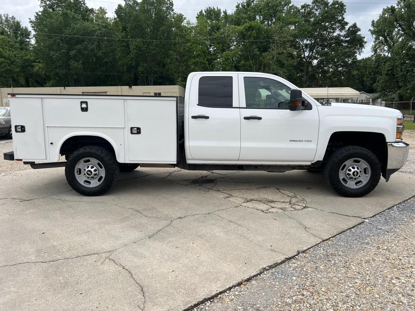 2019 White /Gray Chevrolet Silverado 2500HD Work Truck (2GB2CREG8K1) with an 6.0L V8 engine, 6-Speed Automatic transmission, located at 4520 Airline Hwy, Baton Rouge, LA, 70805, (225) 357-1497, 30.509325, -91.145432 - 2019 Chevrolet Silverado 2500HD Double Cab 2WD **ONE OWNER** Knapheide Utility Bed, 6.0 V8 Gas, 237K Miles, Cold A/C, Power Windows, Locks & Mirrors, Tow Package. FOR INFO PLEASE CONTACT JEFF AT 225-413-0981. CHECK OUT OUR A+ RATING WITH THE BETTER BUSINESS BUREAU. WE HAVE BEEN A FAMILY OWNED AND O - Photo#4