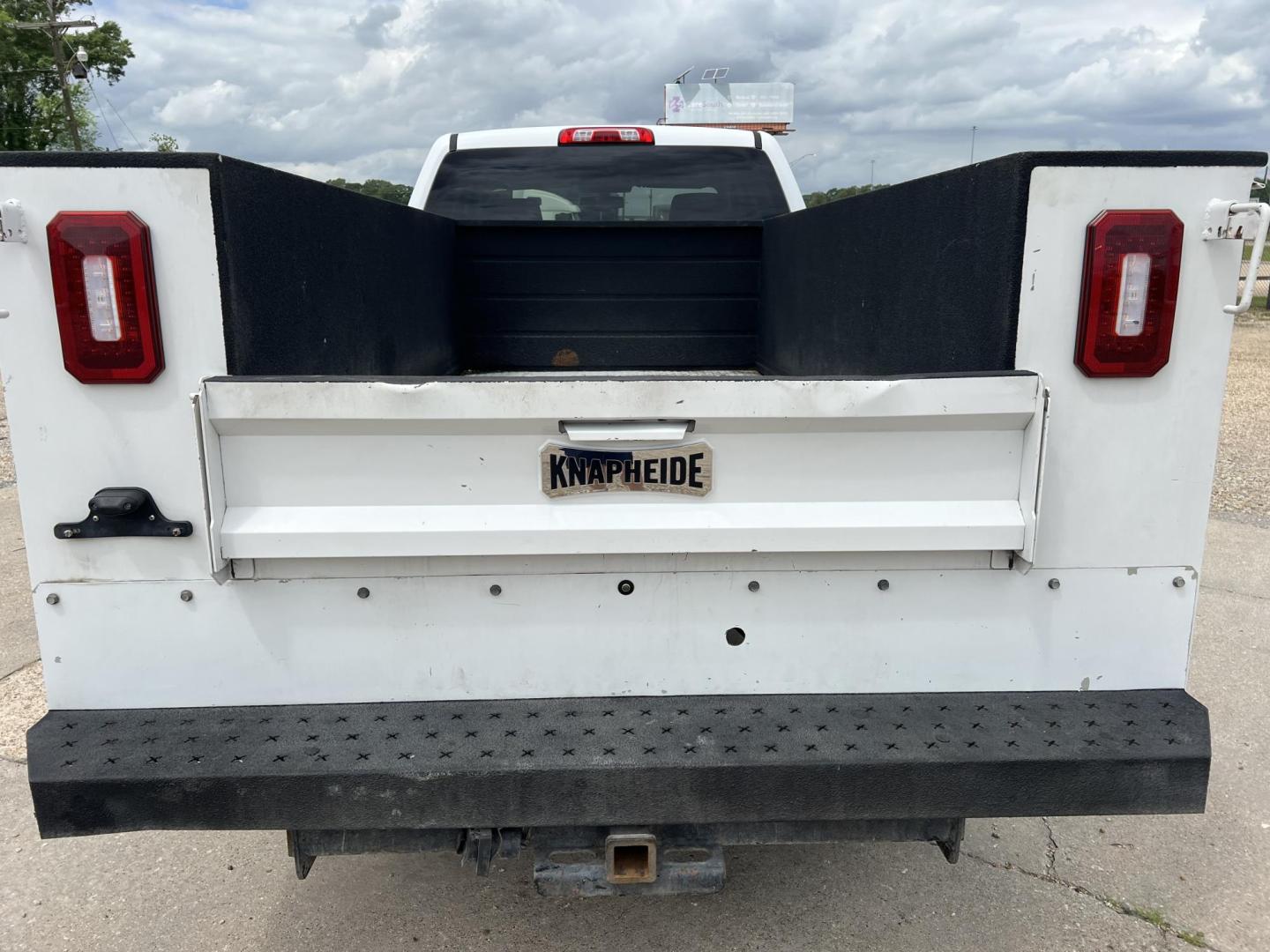 2019 White /Gray Chevrolet Silverado 2500HD Work Truck (2GB2CREG8K1) with an 6.0L V8 engine, 6-Speed Automatic transmission, located at 4520 Airline Hwy, Baton Rouge, LA, 70805, (225) 357-1497, 30.509325, -91.145432 - 2019 Chevrolet Silverado 2500HD Double Cab 2WD **ONE OWNER** Knapheide Utility Bed, 6.0 V8 Gas, 237K Miles, Cold A/C, Power Windows, Locks & Mirrors, Tow Package. FOR INFO PLEASE CONTACT JEFF AT 225-413-0981. CHECK OUT OUR A+ RATING WITH THE BETTER BUSINESS BUREAU. WE HAVE BEEN A FAMILY OWNED AND O - Photo#6