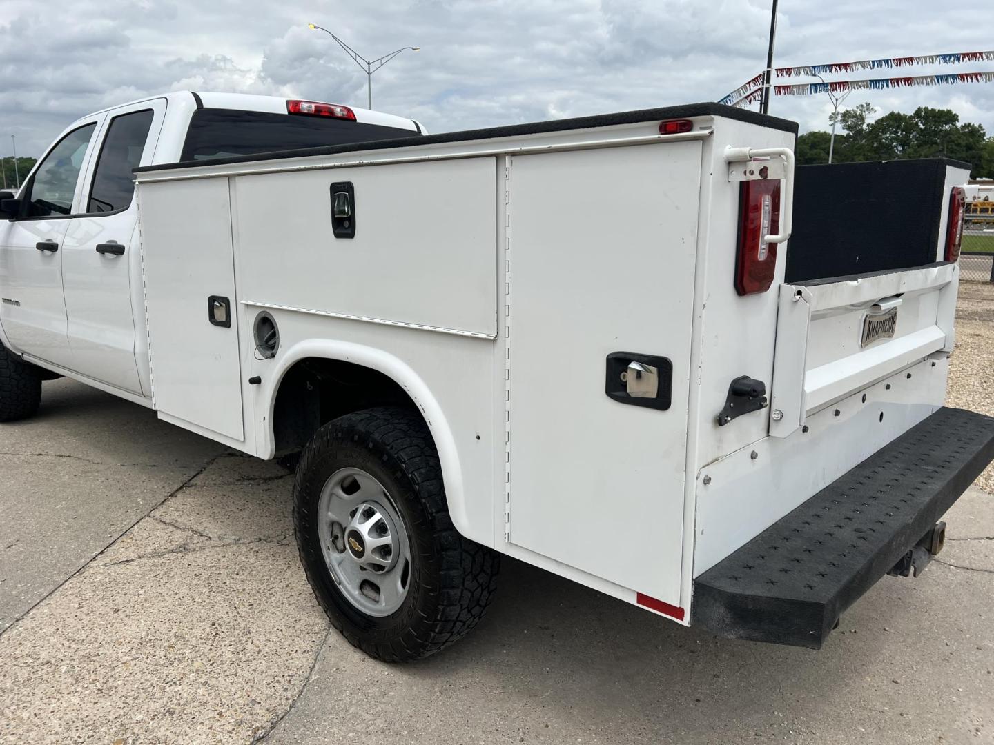 2019 White /Gray Chevrolet Silverado 2500HD Work Truck (2GB2CREG8K1) with an 6.0L V8 engine, 6-Speed Automatic transmission, located at 4520 Airline Hwy, Baton Rouge, LA, 70805, (225) 357-1497, 30.509325, -91.145432 - 2019 Chevrolet Silverado 2500HD Double Cab 2WD **ONE OWNER** Knapheide Utility Bed, 6.0 V8 Gas, 237K Miles, Cold A/C, Power Windows, Locks & Mirrors, Tow Package. FOR INFO PLEASE CONTACT JEFF AT 225-413-0981. CHECK OUT OUR A+ RATING WITH THE BETTER BUSINESS BUREAU. WE HAVE BEEN A FAMILY OWNED AND O - Photo#7