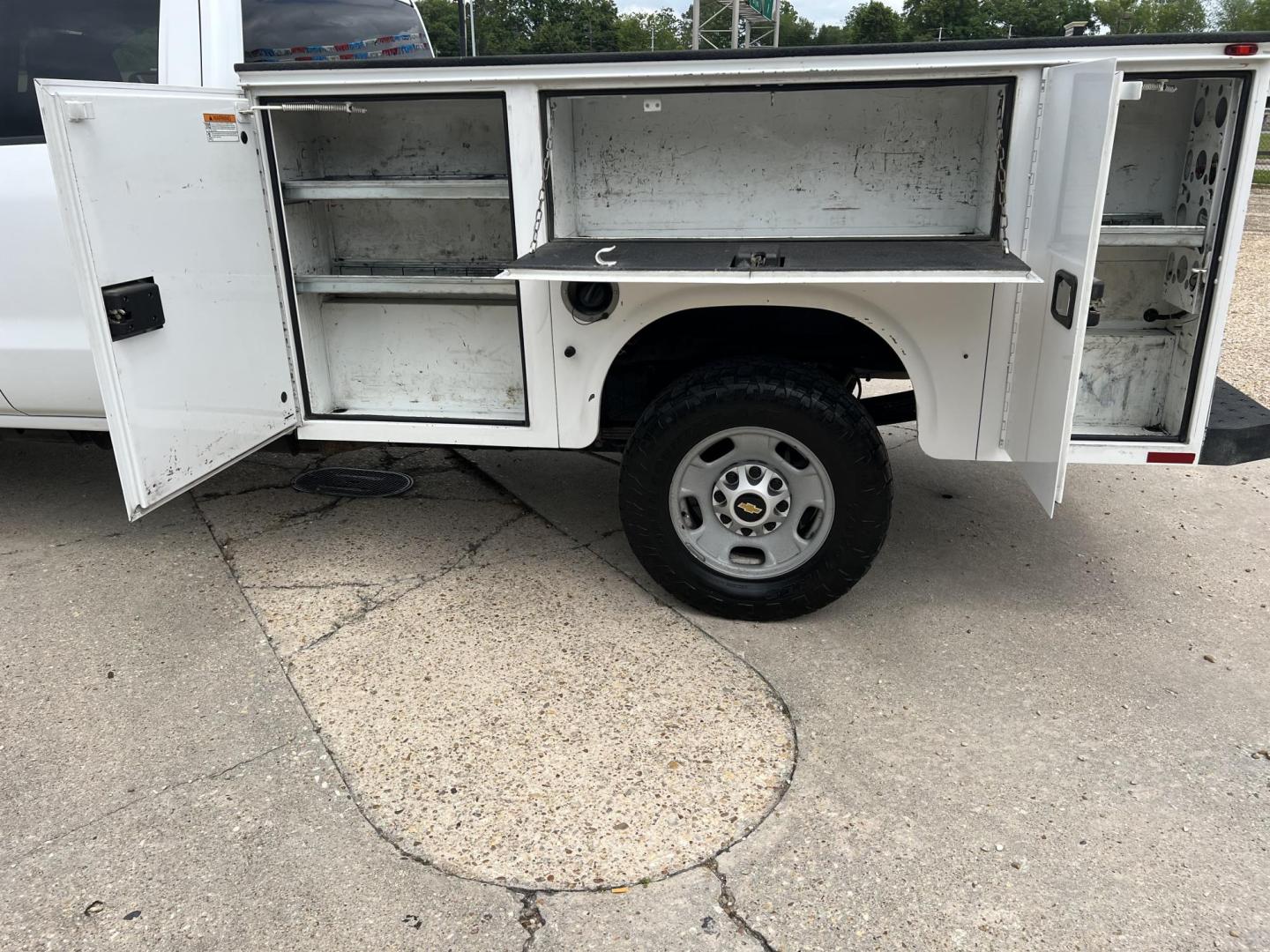 2019 White /Gray Chevrolet Silverado 2500HD Work Truck (2GB2CREG8K1) with an 6.0L V8 engine, 6-Speed Automatic transmission, located at 4520 Airline Hwy, Baton Rouge, LA, 70805, (225) 357-1497, 30.509325, -91.145432 - 2019 Chevrolet Silverado 2500HD Double Cab 2WD **ONE OWNER** Knapheide Utility Bed, 6.0 V8 Gas, 237K Miles, Cold A/C, Power Windows, Locks & Mirrors, Tow Package. FOR INFO PLEASE CONTACT JEFF AT 225-413-0981. CHECK OUT OUR A+ RATING WITH THE BETTER BUSINESS BUREAU. WE HAVE BEEN A FAMILY OWNED AND O - Photo#8
