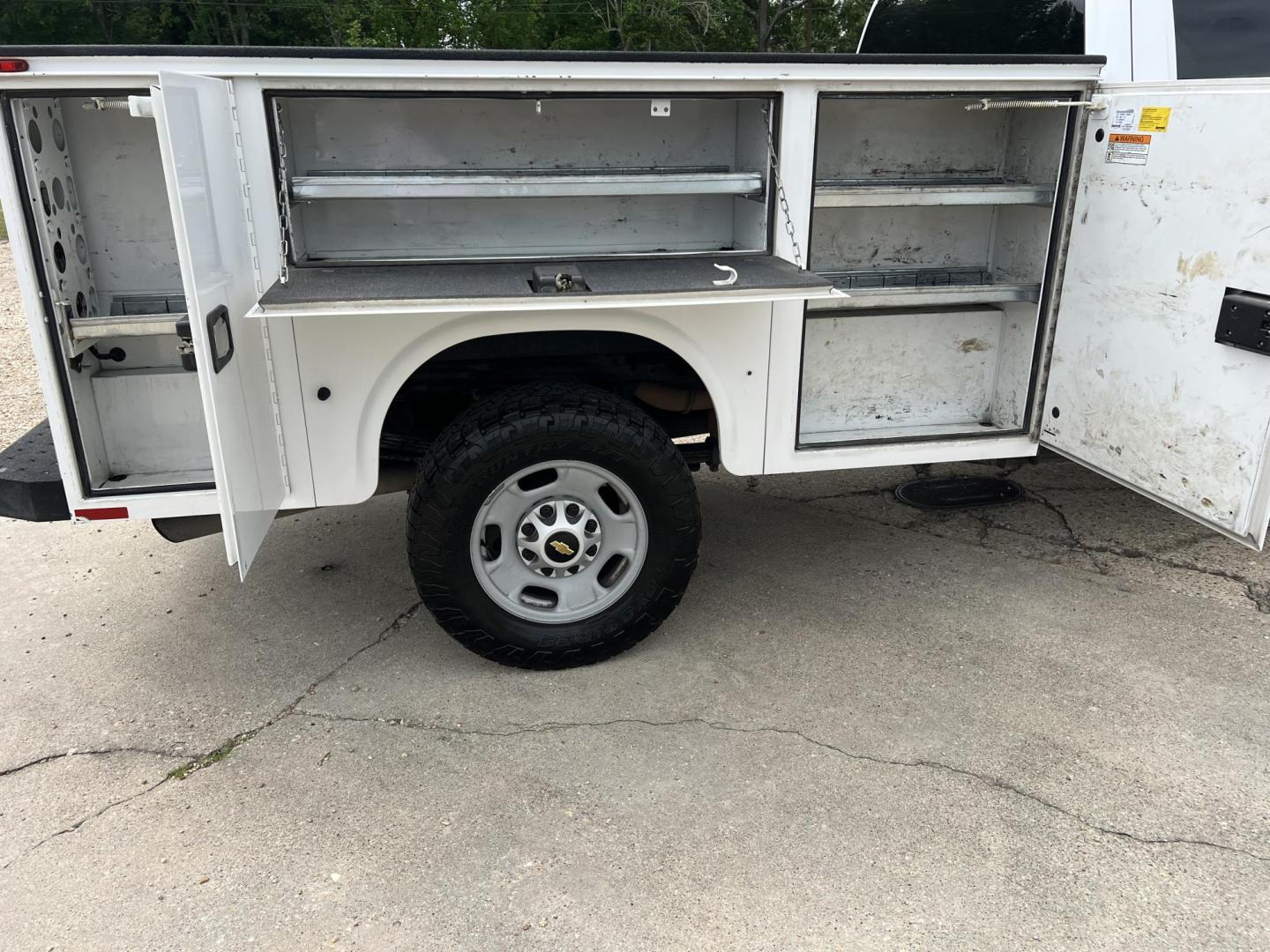 2019 White /Gray Chevrolet Silverado 2500HD Work Truck (2GB2CREG8K1) with an 6.0L V8 engine, 6-Speed Automatic transmission, located at 4520 Airline Hwy, Baton Rouge, LA, 70805, (225) 357-1497, 30.509325, -91.145432 - 2019 Chevrolet Silverado 2500HD Double Cab 2WD **ONE OWNER** Knapheide Utility Bed, 6.0 V8 Gas, 237K Miles, Cold A/C, Power Windows, Locks & Mirrors, Tow Package. FOR INFO PLEASE CONTACT JEFF AT 225-413-0981. CHECK OUT OUR A+ RATING WITH THE BETTER BUSINESS BUREAU. WE HAVE BEEN A FAMILY OWNED AND O - Photo#9