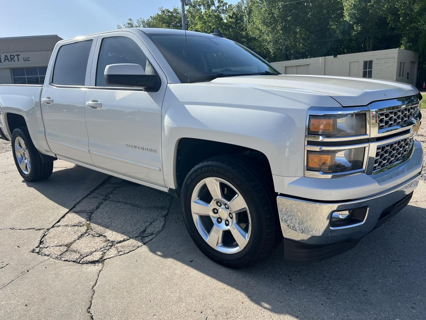 2015 White Diamond /Tan Chevrolet Silverado 1500 LT (3GCPCREC1FG) with an 5.3L V8 engine, 6-Speed Automatic transmission, located at 4520 Airline Hwy, Baton Rouge, LA, 70805, (225) 357-1497, 30.509325, -91.145432 - 2015 Chevrolet Silverado Crew Cab LT 2WD **ONE OWNER** 5.3 V8 Gas, 118K Miles, Katzkin Leather Seats, Cold A/C, Power Seats, Windows, Locks & Mirrors, Navigation, Backup Camera, Tow Package. FOR INFO PLEASE CONTACT JEFF AT 225-413-0981. CHECK OUT OUR A+ RATING WITH THE BETTER BUSINESS BUREAU. WE HAV - Photo#3