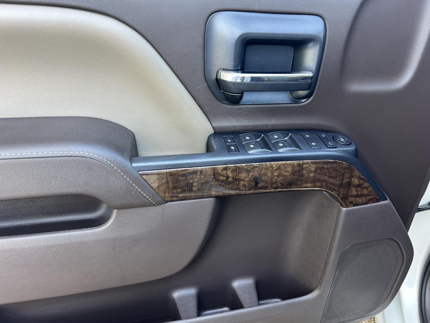 2015 White Diamond /Tan Chevrolet Silverado 1500 LT (3GCPCREC1FG) with an 5.3L V8 engine, 6-Speed Automatic transmission, located at 4520 Airline Hwy, Baton Rouge, LA, 70805, (225) 357-1497, 30.509325, -91.145432 - 2015 Chevrolet Silverado Crew Cab LT 2WD **ONE OWNER** 5.3 V8 Gas, 118K Miles, Katzkin Leather Seats, Cold A/C, Power Seats, Windows, Locks & Mirrors, Navigation, Backup Camera, Tow Package. FOR INFO PLEASE CONTACT JEFF AT 225-413-0981. CHECK OUT OUR A+ RATING WITH THE BETTER BUSINESS BUREAU. WE HAV - Photo#16