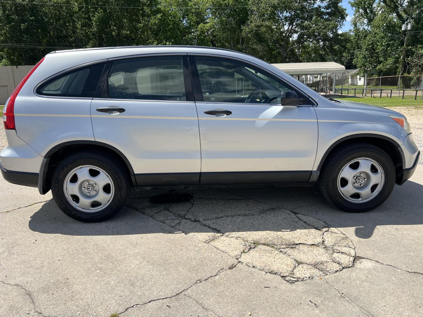 2009 Silver /Gray Honda CR-V LX (3CZRE38389G) with an 2.4L L4 DOHC 16V engine, Automatic transmission, located at 4520 Airline Hwy, Baton Rouge, LA, 70805, (225) 357-1497, 30.509325, -91.145432 - 2009 Honda CR-V LX 2.4L 4 Cylinder Gas Saver, 135K Miles, Cold A/C, Power Windows, Locks & Mirrors, Seating For 5. FOR INFO PLEASE CONTACT JEFF AT 225-413-0981. CHECK OUT OUR A+ RATING WITH THE BETTER BUSINESS BUREAU. WE HAVE BEEN A FAMILY OWNED AND OPERATED BUSINESS AT THE SAME LOCATION FOR OVER 4 - Photo#4