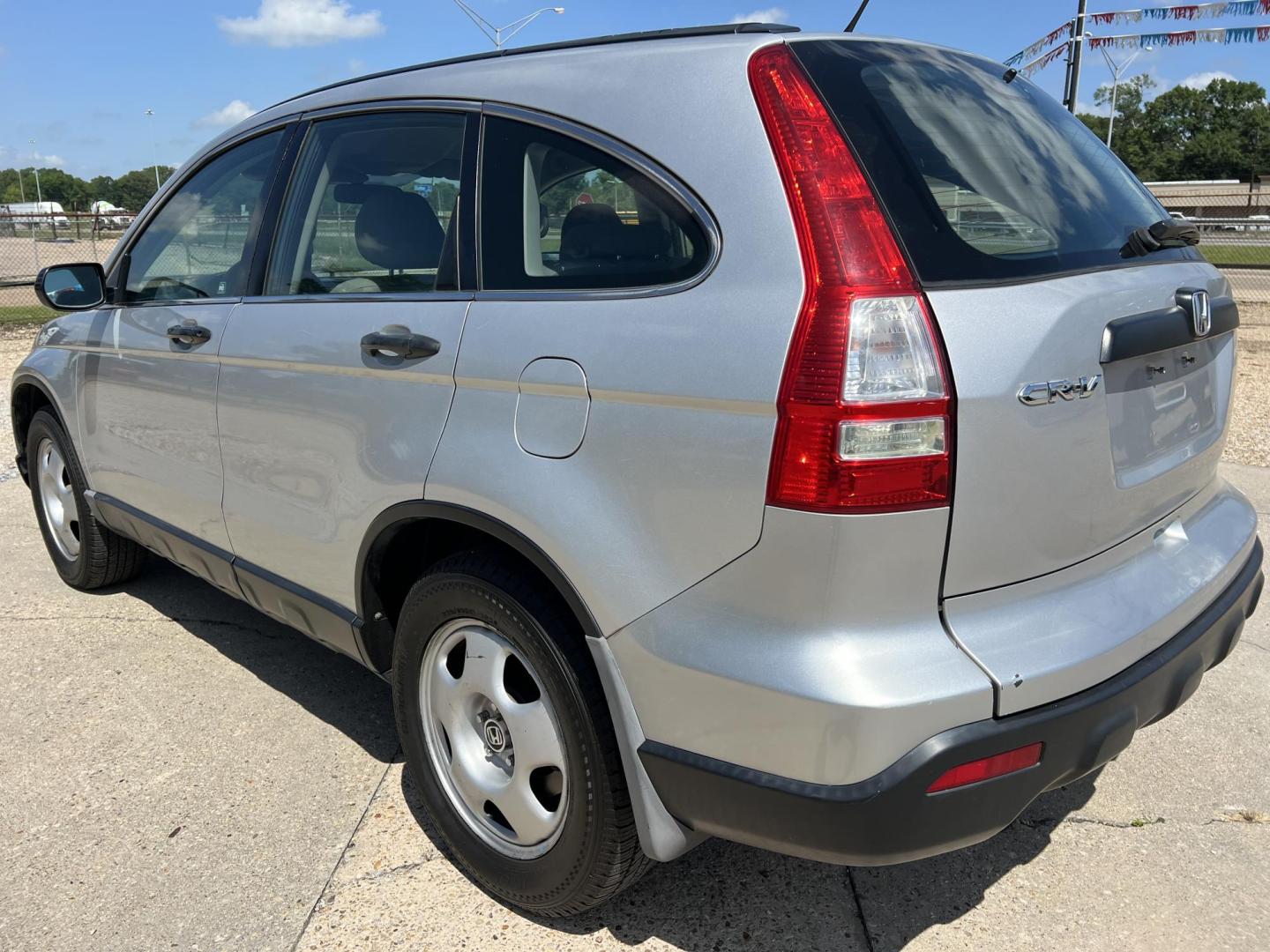 2009 Silver /Gray Honda CR-V LX (3CZRE38389G) with an 2.4L L4 DOHC 16V engine, Automatic transmission, located at 4520 Airline Hwy, Baton Rouge, LA, 70805, (225) 357-1497, 30.509325, -91.145432 - 2009 Honda CR-V LX 2.4L 4 Cylinder Gas Saver, 135K Miles, Cold A/C, Power Windows, Locks & Mirrors, Seating For 5. FOR INFO PLEASE CONTACT JEFF AT 225-413-0981. CHECK OUT OUR A+ RATING WITH THE BETTER BUSINESS BUREAU. WE HAVE BEEN A FAMILY OWNED AND OPERATED BUSINESS AT THE SAME LOCATION FOR OVER 4 - Photo#7