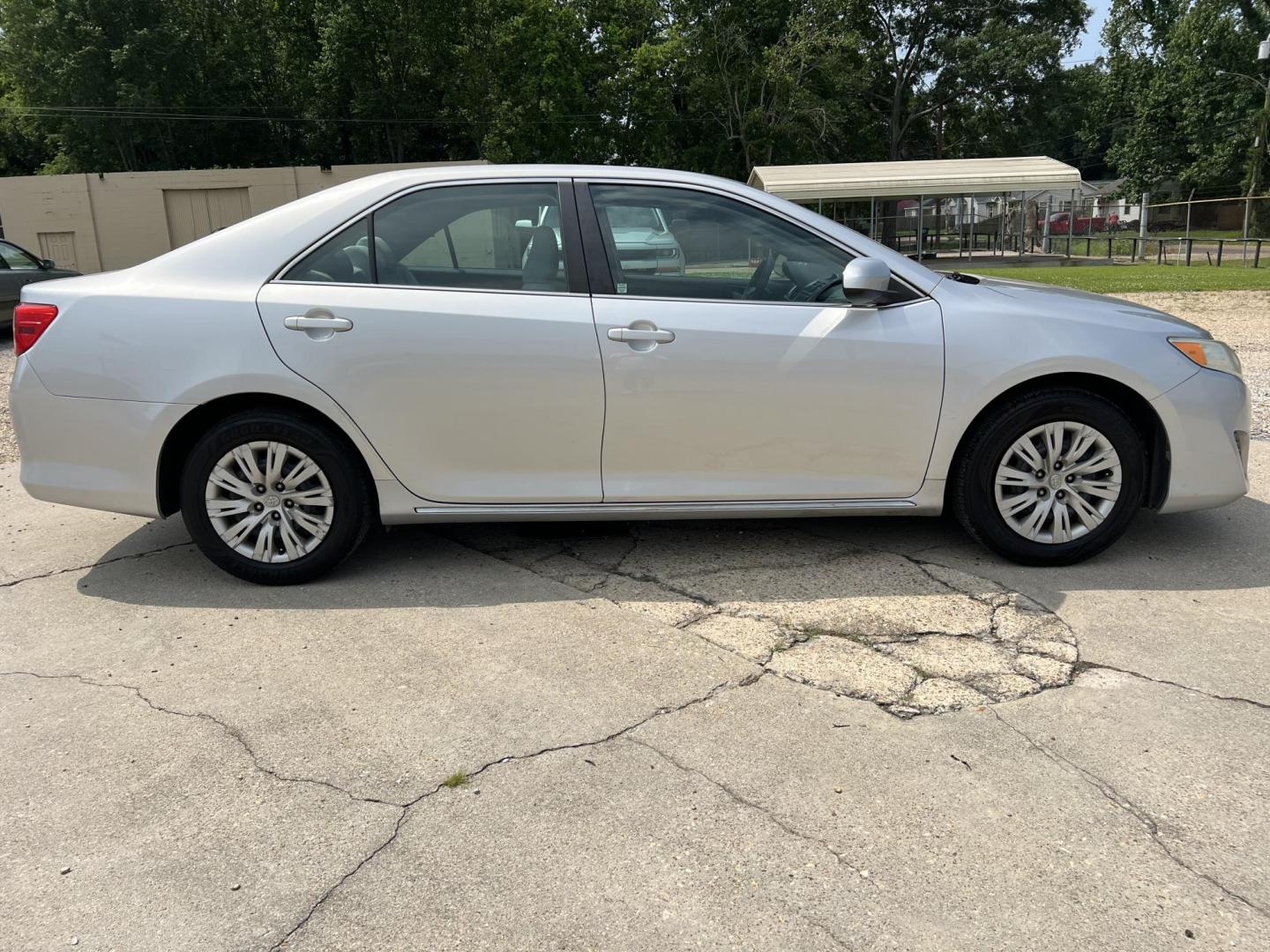2014 Silver /Gray Toyota Camry LE (4T1BF1FK9EU) with an 2.5L L4 DOHC 16V engine, 6-Speed Automatic transmission, located at 4520 Airline Hwy, Baton Rouge, LA, 70805, (225) 357-1497, 30.509325, -91.145432 - 2014 Toyota Camry LE 2.5L 4 Cylinder Gas Saver, 182K Miles, Automatic, Bluetooth Radio, Cold A/C, Power Windows, Locks & Mirrors, Seating For 5. Always Serviced At Toyota Dealer. FOR INFO PLEASE CONTACT JEFF AT 225-413-0981. CHECK OUT OUR A+ RATING WITH THE BETTER BUSINESS BUREAU. WE HAVE BEEN A FA - Photo#4