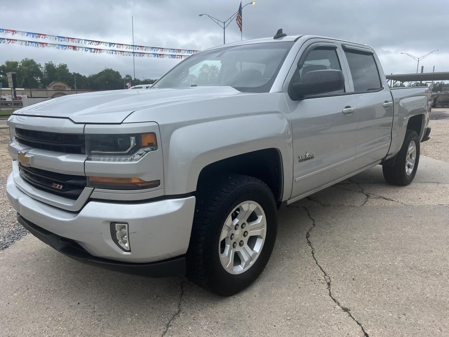 2018 Silver /Black Chevrolet Silverado 1500 Z71 (3GCUKREC4JG) with an 5.3L V8 engine, 6-Speed Automatic transmission, located at 4520 Airline Hwy, Baton Rouge, LA, 70805, (225) 357-1497, 30.509325, -91.145432 - 2018 Chevrolet Silverado Crew Cab Z71 4X4 **NO ACCIDENTS** 5.3 V8 Gas, 177K Miles, Cold A/C, Power Seat, Windows, Locks & Mirrors, Navigation, Backup Camera, Tow Package. Has Some Scratches & Minor Dent On Front Bumper. FOR INFO PLEASE CONTACT JEFF AT 225-413-0981. CHECK OUT OUR A+ RATING WITH THE - Photo#0