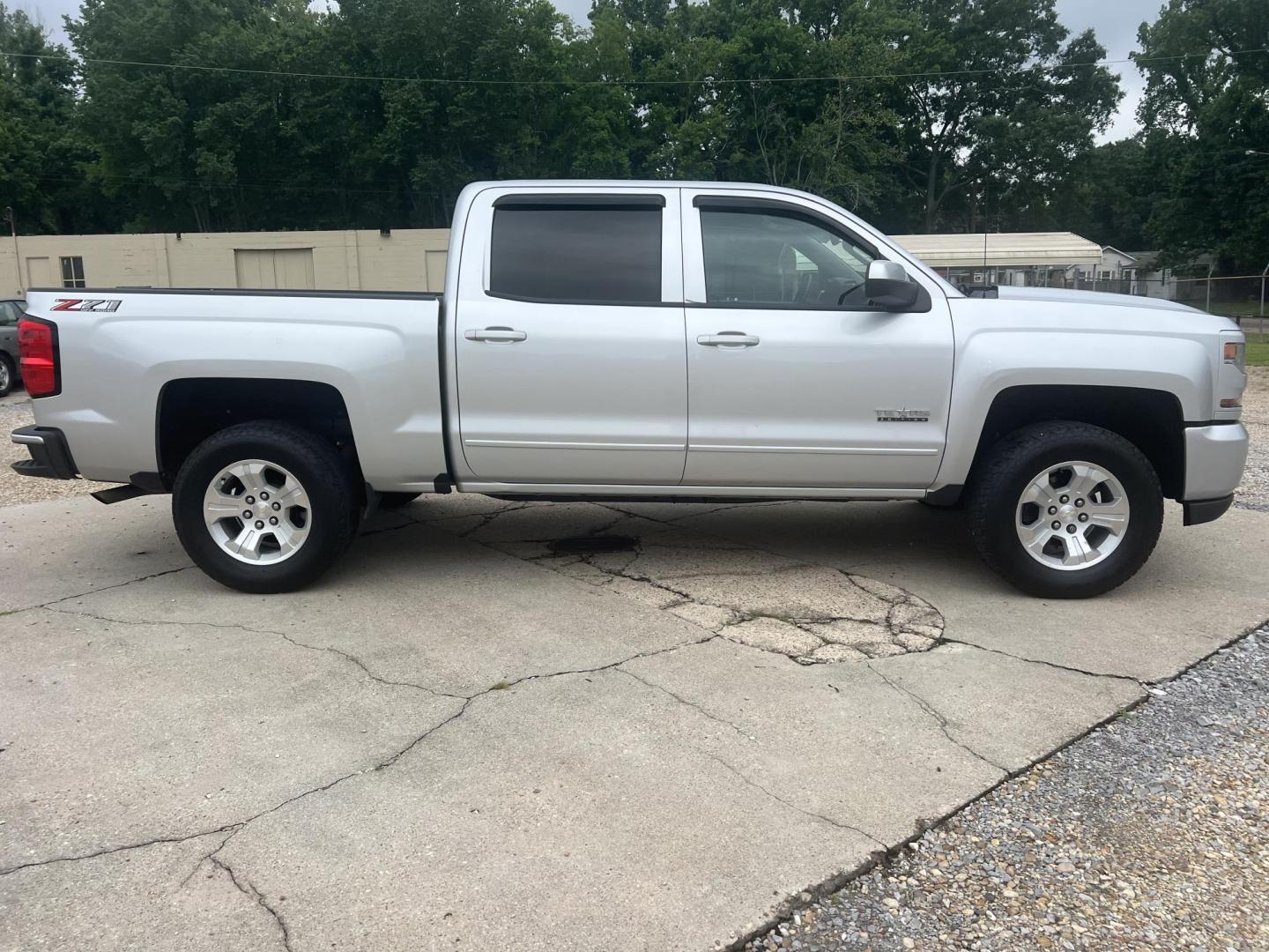 2018 Silver /Black Chevrolet Silverado 1500 Z71 (3GCUKREC4JG) with an 5.3L V8 engine, 6-Speed Automatic transmission, located at 4520 Airline Hwy, Baton Rouge, LA, 70805, (225) 357-1497, 30.509325, -91.145432 - 2018 Chevrolet Silverado Crew Cab Z71 4X4 **NO ACCIDENTS** 5.3 V8 Gas, 177K Miles, Cold A/C, Power Seat, Windows, Locks & Mirrors, Navigation, Backup Camera, Tow Package. Has Some Scratches & Minor Dent On Front Bumper. FOR INFO PLEASE CONTACT JEFF AT 225-413-0981. CHECK OUT OUR A+ RATING WITH THE - Photo#4