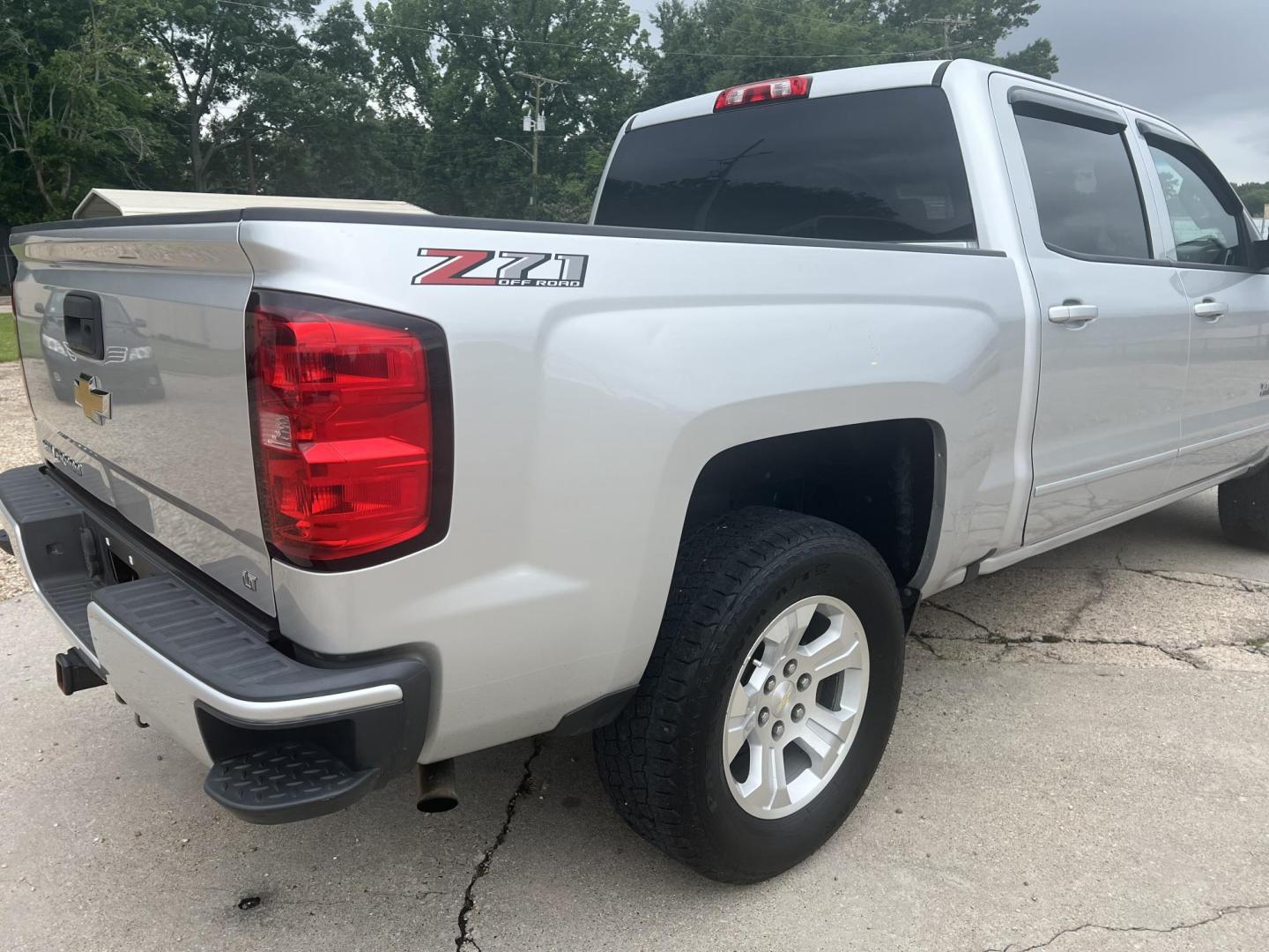 2018 Silver /Black Chevrolet Silverado 1500 Z71 (3GCUKREC4JG) with an 5.3L V8 engine, 6-Speed Automatic transmission, located at 4520 Airline Hwy, Baton Rouge, LA, 70805, (225) 357-1497, 30.509325, -91.145432 - 2018 Chevrolet Silverado Crew Cab Z71 4X4 **NO ACCIDENTS** 5.3 V8 Gas, 177K Miles, Cold A/C, Power Seat, Windows, Locks & Mirrors, Navigation, Backup Camera, Tow Package. Has Some Scratches & Minor Dent On Front Bumper. FOR INFO PLEASE CONTACT JEFF AT 225-413-0981. CHECK OUT OUR A+ RATING WITH THE - Photo#5