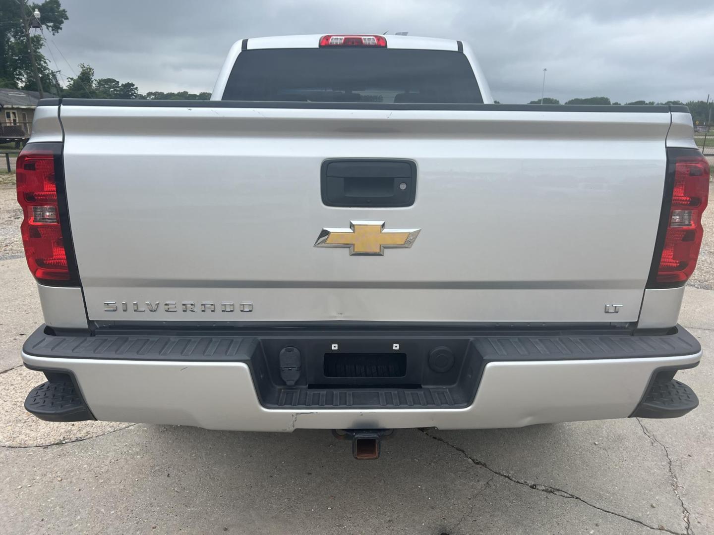 2018 Silver /Black Chevrolet Silverado 1500 Z71 (3GCUKREC4JG) with an 5.3L V8 engine, 6-Speed Automatic transmission, located at 4520 Airline Hwy, Baton Rouge, LA, 70805, (225) 357-1497, 30.509325, -91.145432 - 2018 Chevrolet Silverado Crew Cab Z71 4X4 **NO ACCIDENTS** 5.3 V8 Gas, 177K Miles, Cold A/C, Power Seat, Windows, Locks & Mirrors, Navigation, Backup Camera, Tow Package. Has Some Scratches & Minor Dent On Front Bumper. FOR INFO PLEASE CONTACT JEFF AT 225-413-0981. CHECK OUT OUR A+ RATING WITH THE - Photo#6
