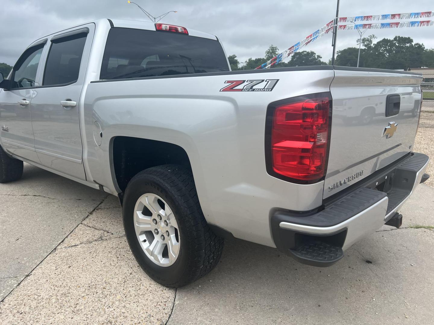 2018 Silver /Black Chevrolet Silverado 1500 Z71 (3GCUKREC4JG) with an 5.3L V8 engine, 6-Speed Automatic transmission, located at 4520 Airline Hwy, Baton Rouge, LA, 70805, (225) 357-1497, 30.509325, -91.145432 - 2018 Chevrolet Silverado Crew Cab Z71 4X4 **NO ACCIDENTS** 5.3 V8 Gas, 177K Miles, Cold A/C, Power Seat, Windows, Locks & Mirrors, Navigation, Backup Camera, Tow Package. Has Some Scratches & Minor Dent On Front Bumper. FOR INFO PLEASE CONTACT JEFF AT 225-413-0981. CHECK OUT OUR A+ RATING WITH THE - Photo#7