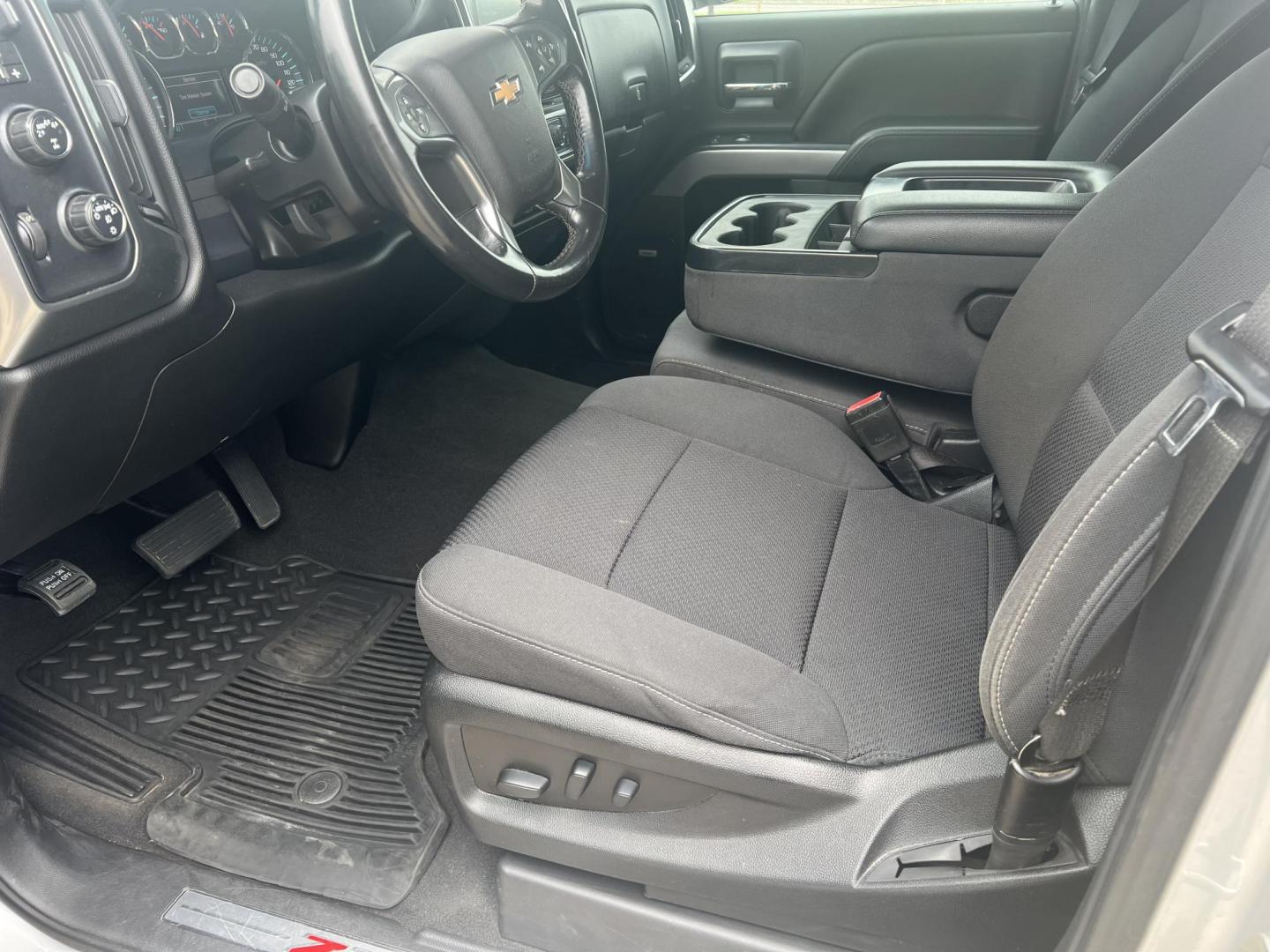 2018 Silver /Black Chevrolet Silverado 1500 Z71 (3GCUKREC4JG) with an 5.3L V8 engine, 6-Speed Automatic transmission, located at 4520 Airline Hwy, Baton Rouge, LA, 70805, (225) 357-1497, 30.509325, -91.145432 - 2018 Chevrolet Silverado Crew Cab Z71 4X4 **NO ACCIDENTS** 5.3 V8 Gas, 177K Miles, Cold A/C, Power Seat, Windows, Locks & Mirrors, Navigation, Backup Camera, Tow Package. Has Some Scratches & Minor Dent On Front Bumper. FOR INFO PLEASE CONTACT JEFF AT 225-413-0981. CHECK OUT OUR A+ RATING WITH THE - Photo#8