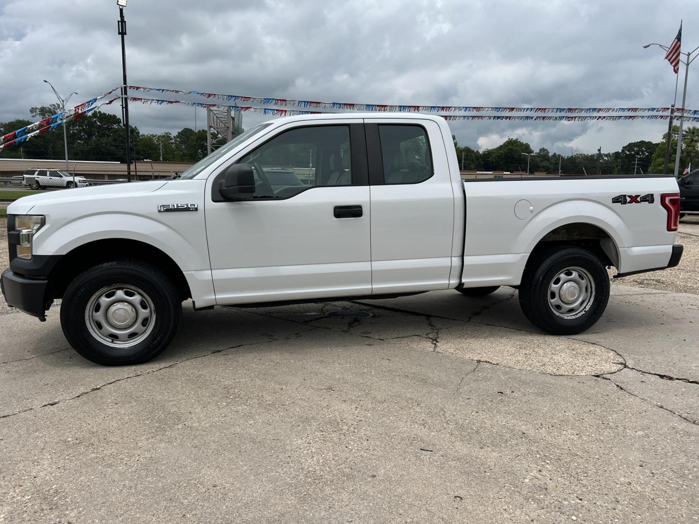 2017 White /Gray Ford F-150 XL (1FTEX1E85HF) with an 3.5L V6 engine, 6 Speed Automatic transmission, located at 4520 Airline Hwy, Baton Rouge, LA, 70805, (225) 357-1497, 30.509325, -91.145432 - 2017 Ford F-150 SuperCab XL 4X4 3.5 V6 Gas (Not Ecoboost), 157K Miles, 6.5 Ft Bed, Vinyl Seats, Cold A/C, Tow Package. FOR INFO PLEASE CONTACT JEFF AT 225-413-0981. CHECK OUT OUR A+ RATING WITH THE BETTER BUSINESS BUREAU. WE HAVE BEEN A FAMILY OWNED AND OPERATED BUSINESS AT THE SAME LOCATION FOR OV - Photo#1