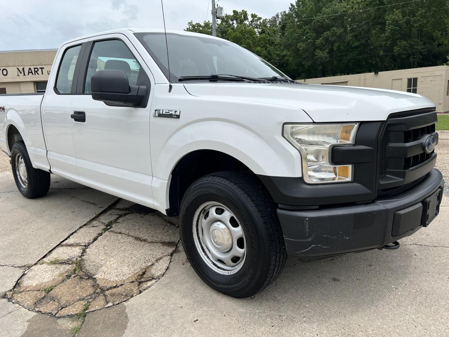 2017 White /Gray Ford F-150 XL (1FTEX1E85HF) with an 3.5L V6 engine, 6 Speed Automatic transmission, located at 4520 Airline Hwy, Baton Rouge, LA, 70805, (225) 357-1497, 30.509325, -91.145432 - 2017 Ford F-150 SuperCab XL 4X4 3.5 V6 Gas (Not Ecoboost), 157K Miles, 6.5 Ft Bed, Vinyl Seats, Cold A/C, Tow Package. FOR INFO PLEASE CONTACT JEFF AT 225-413-0981. CHECK OUT OUR A+ RATING WITH THE BETTER BUSINESS BUREAU. WE HAVE BEEN A FAMILY OWNED AND OPERATED BUSINESS AT THE SAME LOCATION FOR OV - Photo#3