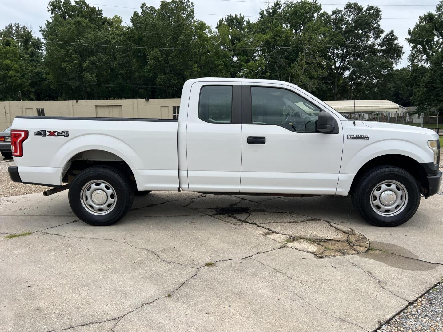 2017 White /Gray Ford F-150 XL (1FTEX1E85HF) with an 3.5L V6 engine, 6 Speed Automatic transmission, located at 4520 Airline Hwy, Baton Rouge, LA, 70805, (225) 357-1497, 30.509325, -91.145432 - 2017 Ford F-150 SuperCab XL 4X4 3.5 V6 Gas (Not Ecoboost), 157K Miles, 6.5 Ft Bed, Vinyl Seats, Cold A/C, Tow Package. FOR INFO PLEASE CONTACT JEFF AT 225-413-0981. CHECK OUT OUR A+ RATING WITH THE BETTER BUSINESS BUREAU. WE HAVE BEEN A FAMILY OWNED AND OPERATED BUSINESS AT THE SAME LOCATION FOR OV - Photo#4