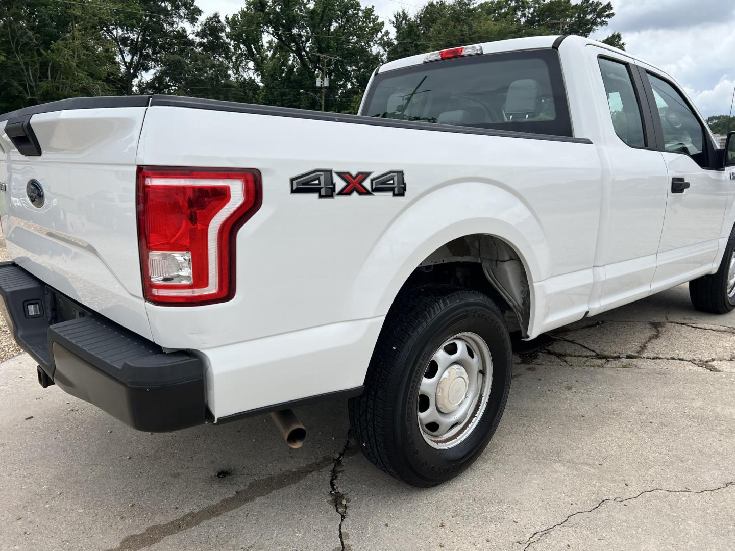 2017 White /Gray Ford F-150 XL (1FTEX1E85HF) with an 3.5L V6 engine, 6 Speed Automatic transmission, located at 4520 Airline Hwy, Baton Rouge, LA, 70805, (225) 357-1497, 30.509325, -91.145432 - 2017 Ford F-150 SuperCab XL 4X4 3.5 V6 Gas (Not Ecoboost), 157K Miles, 6.5 Ft Bed, Vinyl Seats, Cold A/C, Tow Package. FOR INFO PLEASE CONTACT JEFF AT 225-413-0981. CHECK OUT OUR A+ RATING WITH THE BETTER BUSINESS BUREAU. WE HAVE BEEN A FAMILY OWNED AND OPERATED BUSINESS AT THE SAME LOCATION FOR OV - Photo#5