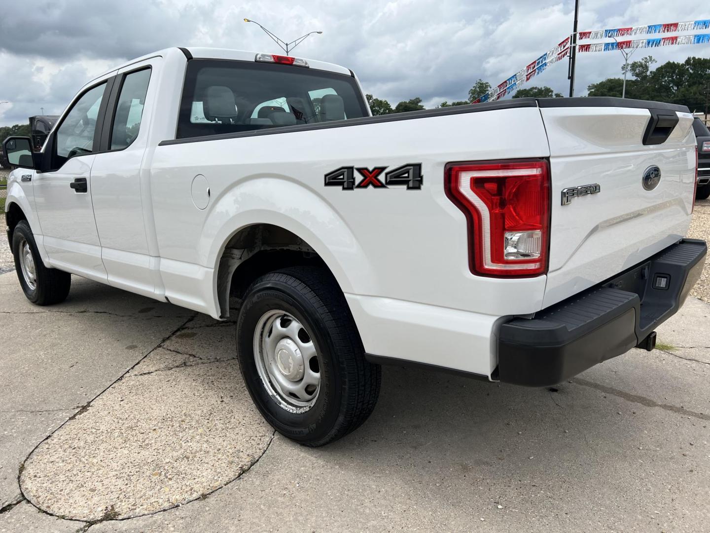 2017 White /Gray Ford F-150 XL (1FTEX1E85HF) with an 3.5L V6 engine, 6 Speed Automatic transmission, located at 4520 Airline Hwy, Baton Rouge, LA, 70805, (225) 357-1497, 30.509325, -91.145432 - 2017 Ford F-150 SuperCab XL 4X4 3.5 V6 Gas (Not Ecoboost), 157K Miles, 6.5 Ft Bed, Vinyl Seats, Cold A/C, Tow Package. FOR INFO PLEASE CONTACT JEFF AT 225-413-0981. CHECK OUT OUR A+ RATING WITH THE BETTER BUSINESS BUREAU. WE HAVE BEEN A FAMILY OWNED AND OPERATED BUSINESS AT THE SAME LOCATION FOR OV - Photo#7
