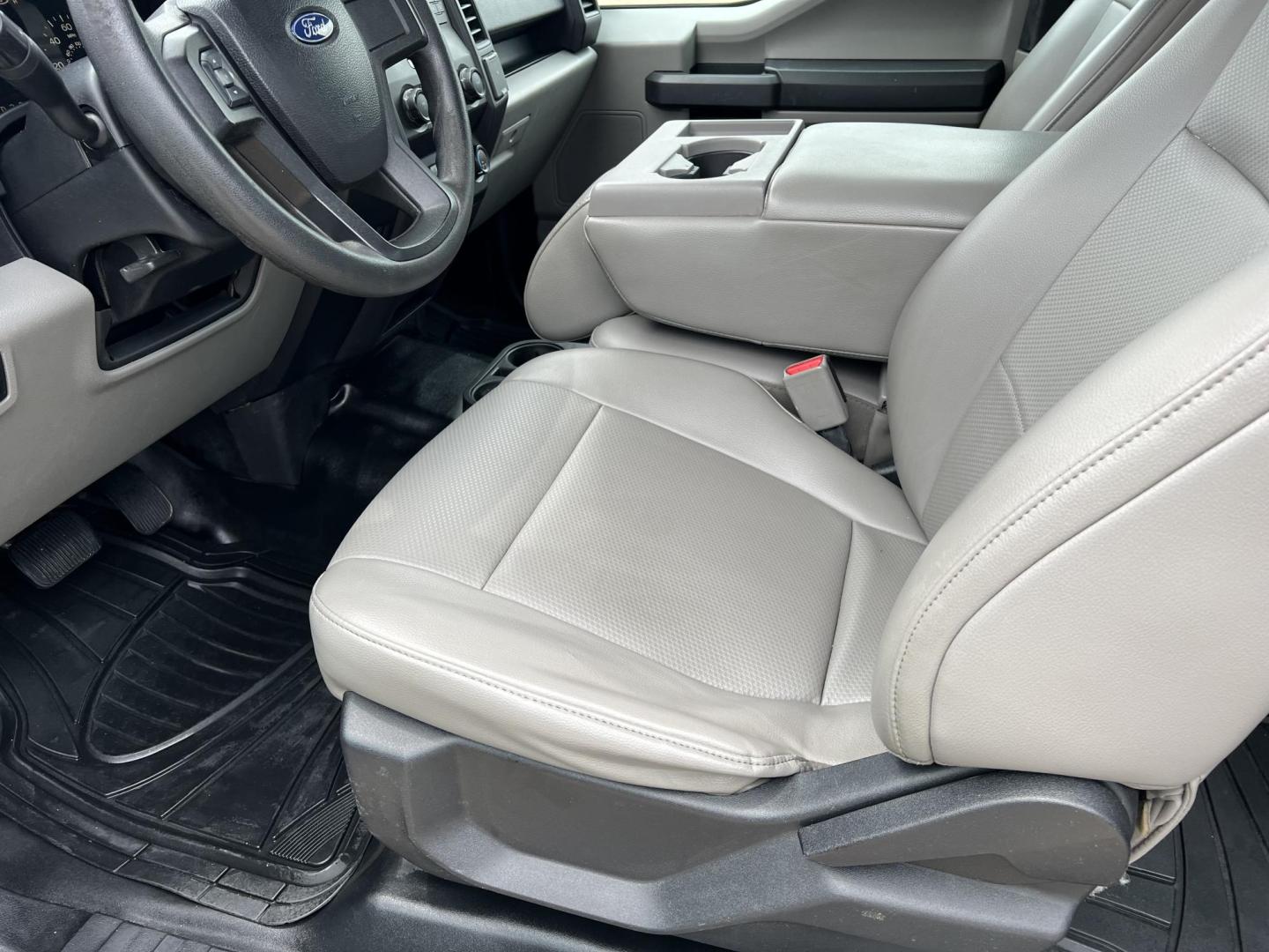 2017 White /Gray Ford F-150 XL (1FTEX1E85HF) with an 3.5L V6 engine, 6 Speed Automatic transmission, located at 4520 Airline Hwy, Baton Rouge, LA, 70805, (225) 357-1497, 30.509325, -91.145432 - 2017 Ford F-150 SuperCab XL 4X4 3.5 V6 Gas (Not Ecoboost), 157K Miles, 6.5 Ft Bed, Vinyl Seats, Cold A/C, Tow Package. FOR INFO PLEASE CONTACT JEFF AT 225-413-0981. CHECK OUT OUR A+ RATING WITH THE BETTER BUSINESS BUREAU. WE HAVE BEEN A FAMILY OWNED AND OPERATED BUSINESS AT THE SAME LOCATION FOR OV - Photo#9