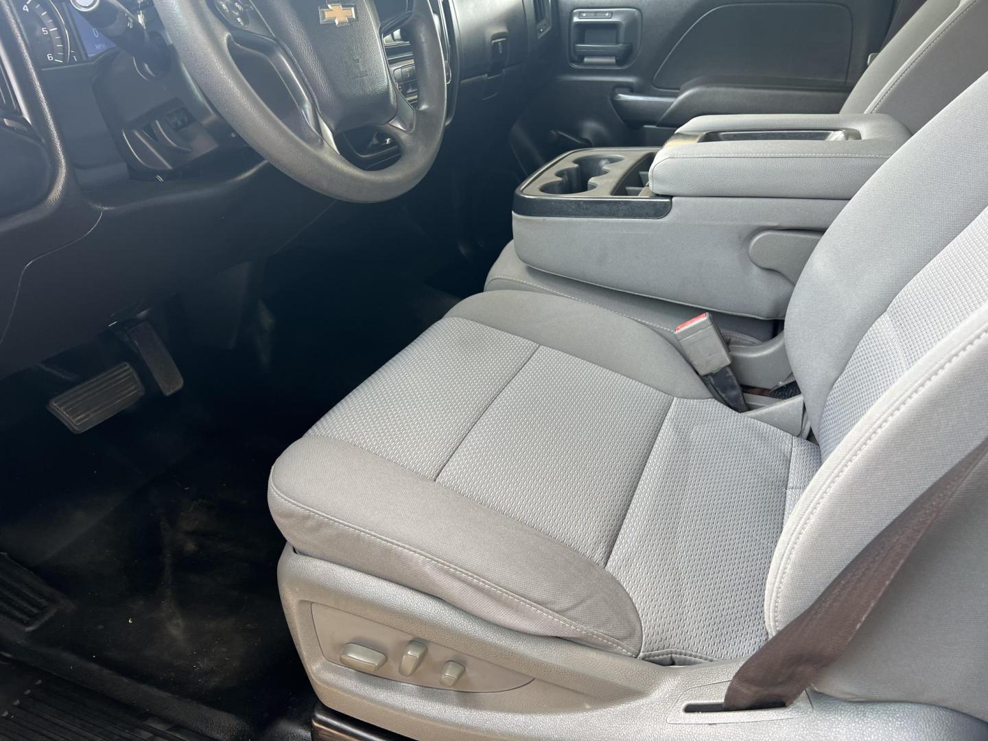 2017 White /Gray Chevrolet Silverado 3500HD Work Truck (1GB3CYCG1HZ) with an 6.0L V8 engine, 6-Speed Automatic transmission, located at 4520 Airline Hwy, Baton Rouge, LA, 70805, (225) 357-1497, 30.509325, -91.145432 - 2017 Chevrolet Silverado 3500HD 2WD Knapheide Enclosed Utility Bed **NO ACCIDENTS** 6.0 V8 Gas, 136K Miles, Cold A/C, Power Seat, Tow Package. FOR INFO PLEASE CONTACT JEFF AT 225-413-0981. CHECK OUT OUR A+ RATING WITH THE BETTER BUSINESS BUREAU. WE HAVE BEEN A FAMILY OWNED AND OPERATED BUSINESS AT - Photo#11