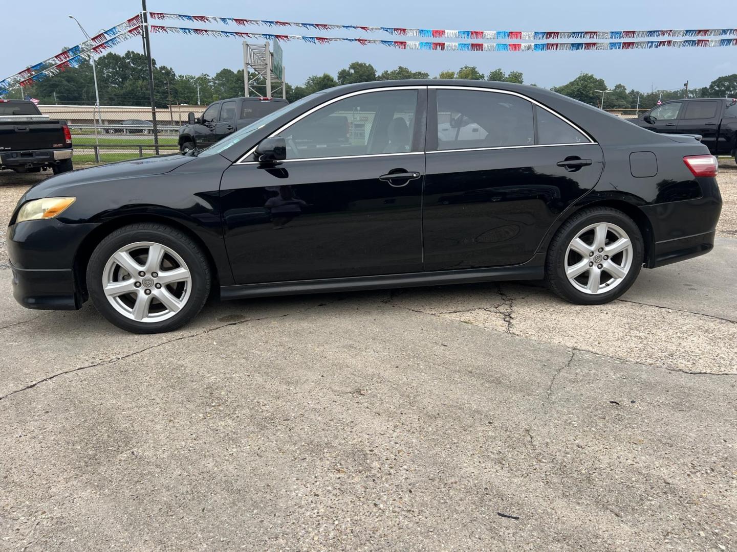 2007 Black /Gray Toyota Camry SE (4T1BK46K47U) with an 3.5L V6 DOHC 24V engine, 6-Speed Automatic Overdrive transmission, located at 4520 Airline Hwy, Baton Rouge, LA, 70805, (225) 357-1497, 30.509325, -91.145432 - 2007 Toyota Camry SE **ONE OWNER & NO ACCIDENTS** 3.5 V6 Gas, 195K Miles, Leather Seats, Cold A/C, Power Windows, Locks & Mirrors, Alloy Wheels. FOR INFO PLEASE CONTACT JEFF AT 225-413-0981. CHECK OUT OUR A+ RATING WITH THE BETTER BUSINESS BUREAU. WE HAVE BEEN A FAMILY OWNED AND OPERATED BUSINESS AT - Photo#1
