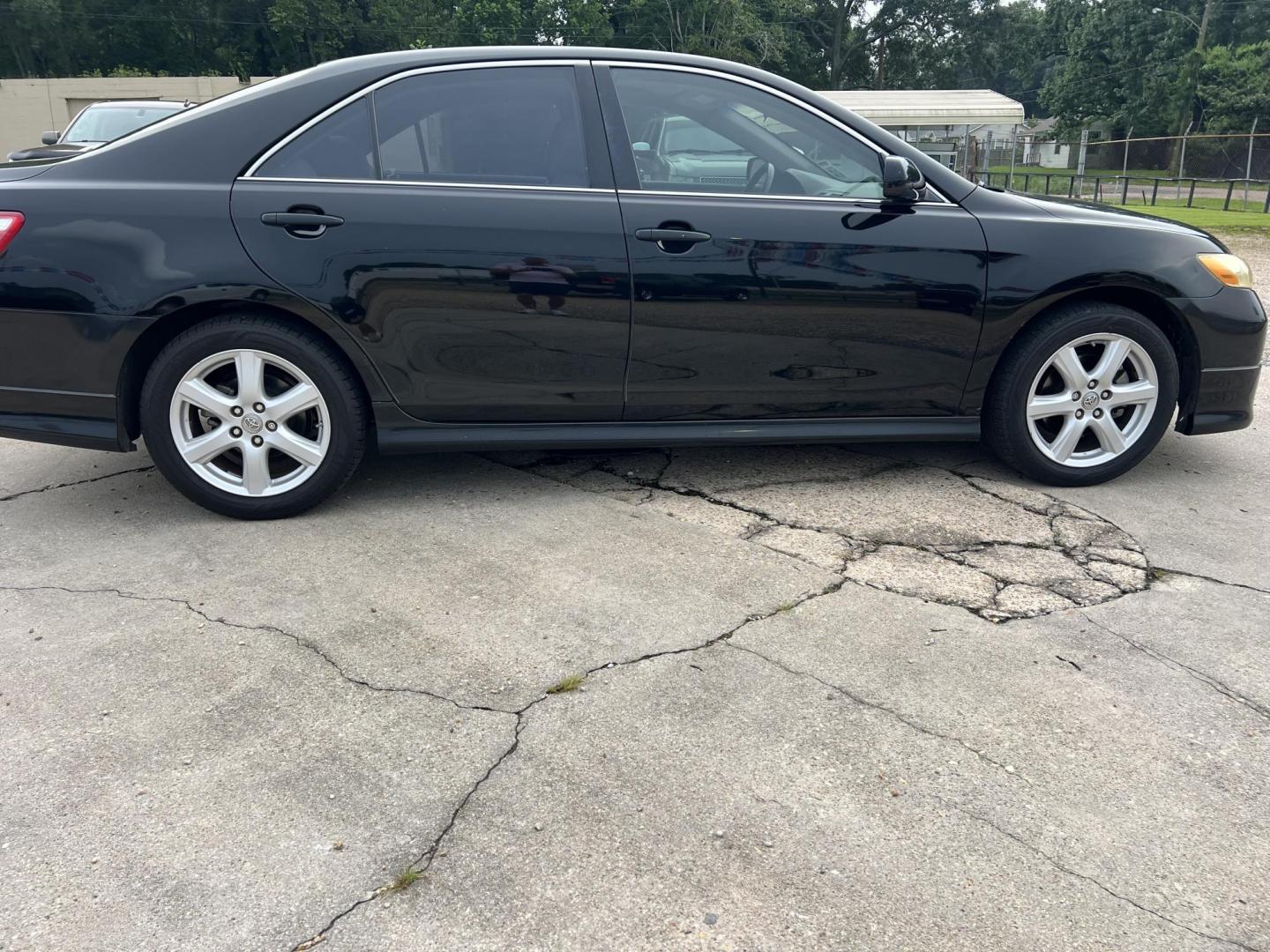 2007 Black /Gray Toyota Camry SE (4T1BK46K47U) with an 3.5L V6 DOHC 24V engine, 6-Speed Automatic Overdrive transmission, located at 4520 Airline Hwy, Baton Rouge, LA, 70805, (225) 357-1497, 30.509325, -91.145432 - 2007 Toyota Camry SE **ONE OWNER & NO ACCIDENTS** 3.5 V6 Gas, 195K Miles, Leather Seats, Cold A/C, Power Windows, Locks & Mirrors, Alloy Wheels. FOR INFO PLEASE CONTACT JEFF AT 225-413-0981. CHECK OUT OUR A+ RATING WITH THE BETTER BUSINESS BUREAU. WE HAVE BEEN A FAMILY OWNED AND OPERATED BUSINESS AT - Photo#4