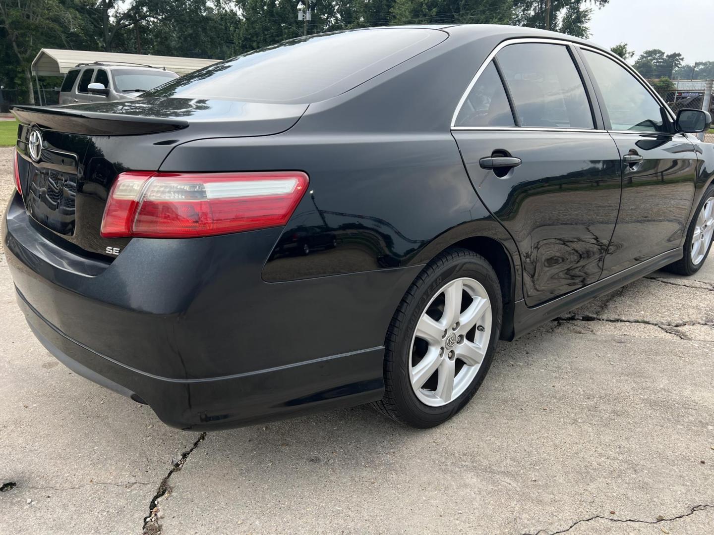 2007 Black /Gray Toyota Camry SE (4T1BK46K47U) with an 3.5L V6 DOHC 24V engine, 6-Speed Automatic Overdrive transmission, located at 4520 Airline Hwy, Baton Rouge, LA, 70805, (225) 357-1497, 30.509325, -91.145432 - 2007 Toyota Camry SE **ONE OWNER & NO ACCIDENTS** 3.5 V6 Gas, 195K Miles, Leather Seats, Cold A/C, Power Windows, Locks & Mirrors, Alloy Wheels. FOR INFO PLEASE CONTACT JEFF AT 225-413-0981. CHECK OUT OUR A+ RATING WITH THE BETTER BUSINESS BUREAU. WE HAVE BEEN A FAMILY OWNED AND OPERATED BUSINESS AT - Photo#5