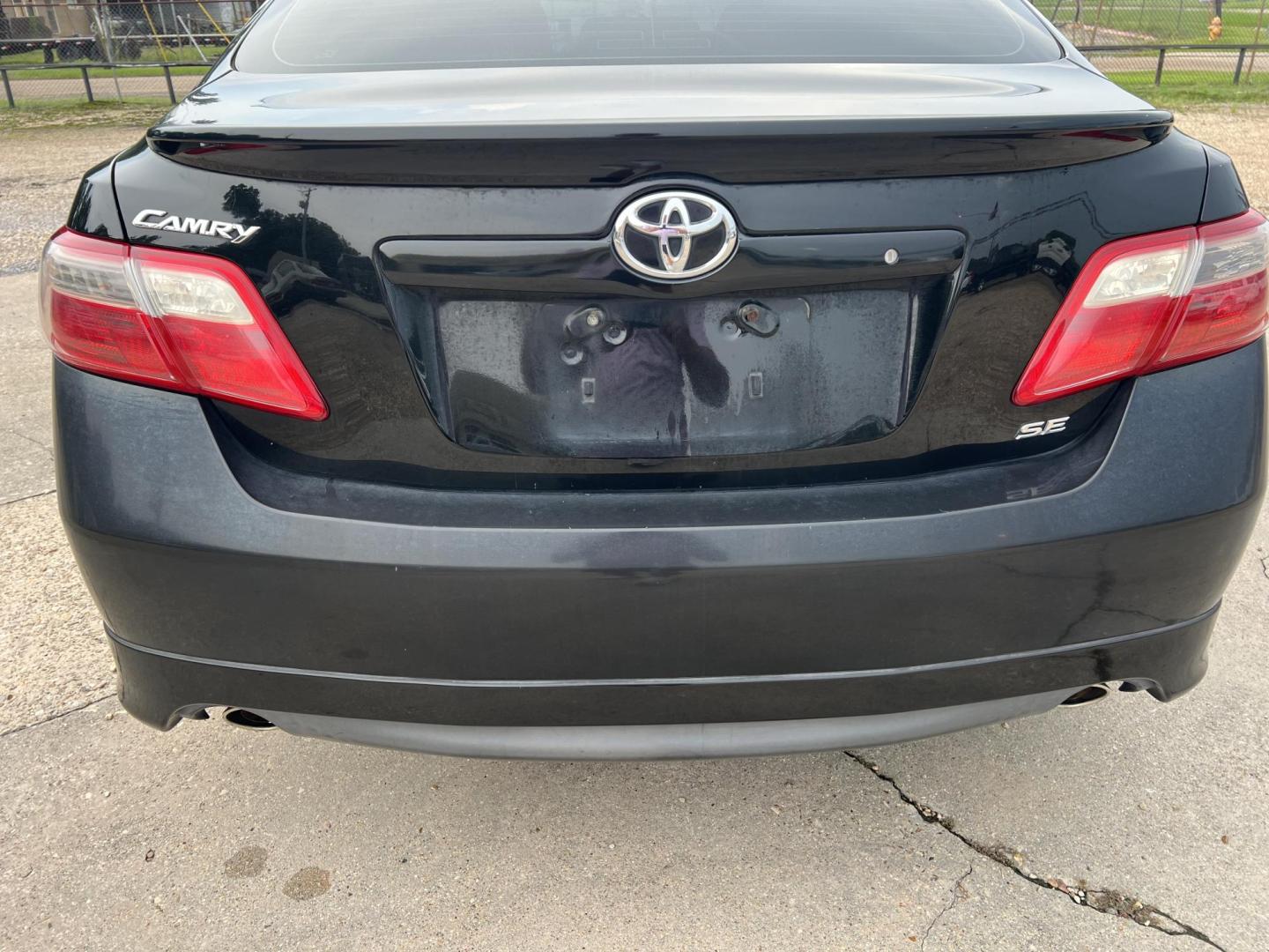 2007 Black /Gray Toyota Camry SE (4T1BK46K47U) with an 3.5L V6 DOHC 24V engine, 6-Speed Automatic Overdrive transmission, located at 4520 Airline Hwy, Baton Rouge, LA, 70805, (225) 357-1497, 30.509325, -91.145432 - 2007 Toyota Camry SE **ONE OWNER & NO ACCIDENTS** 3.5 V6 Gas, 195K Miles, Leather Seats, Cold A/C, Power Windows, Locks & Mirrors, Alloy Wheels. FOR INFO PLEASE CONTACT JEFF AT 225-413-0981. CHECK OUT OUR A+ RATING WITH THE BETTER BUSINESS BUREAU. WE HAVE BEEN A FAMILY OWNED AND OPERATED BUSINESS AT - Photo#6