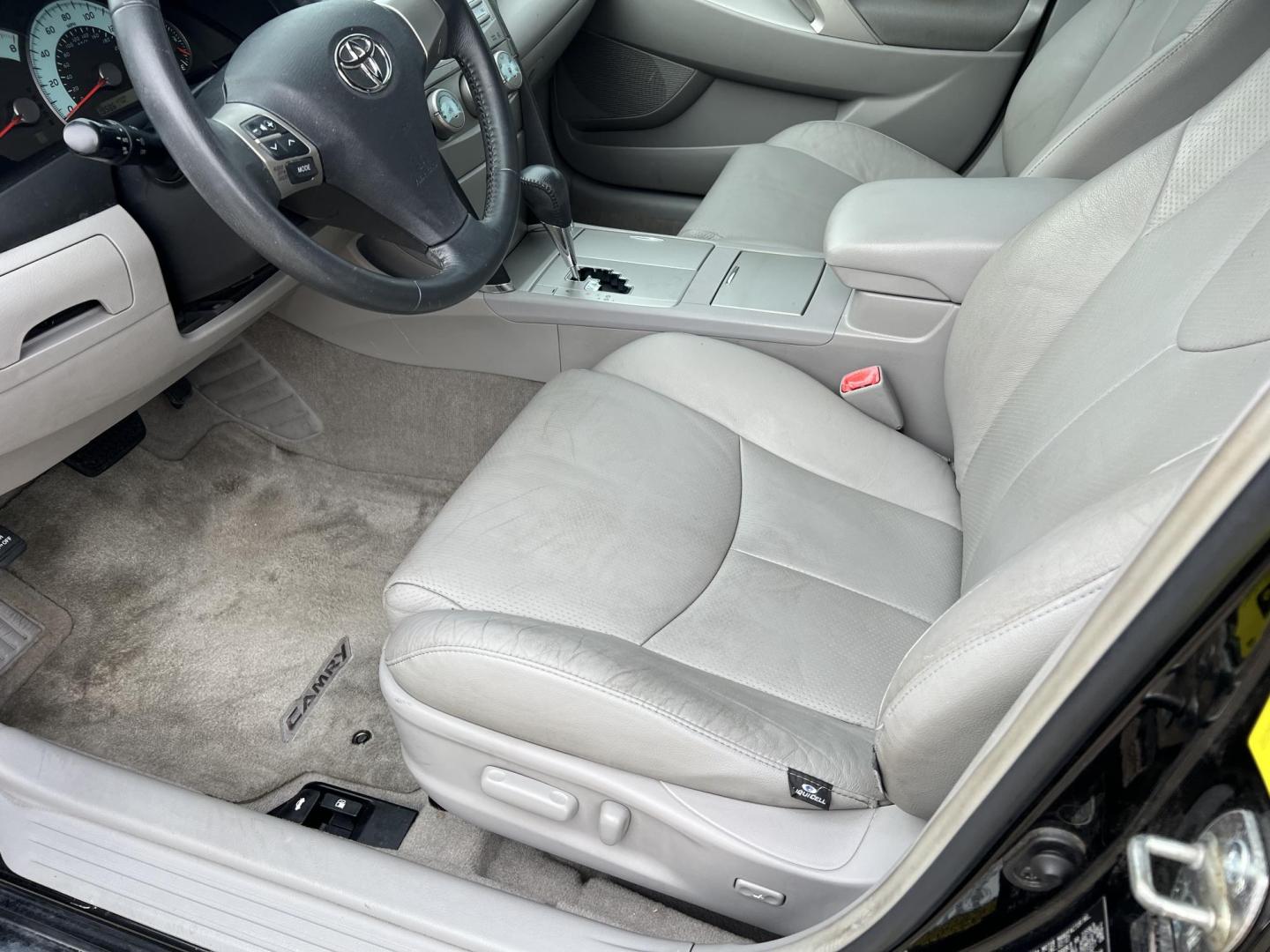 2007 Black /Gray Toyota Camry SE (4T1BK46K47U) with an 3.5L V6 DOHC 24V engine, 6-Speed Automatic Overdrive transmission, located at 4520 Airline Hwy, Baton Rouge, LA, 70805, (225) 357-1497, 30.509325, -91.145432 - 2007 Toyota Camry SE **ONE OWNER & NO ACCIDENTS** 3.5 V6 Gas, 195K Miles, Leather Seats, Cold A/C, Power Windows, Locks & Mirrors, Alloy Wheels. FOR INFO PLEASE CONTACT JEFF AT 225-413-0981. CHECK OUT OUR A+ RATING WITH THE BETTER BUSINESS BUREAU. WE HAVE BEEN A FAMILY OWNED AND OPERATED BUSINESS AT - Photo#8
