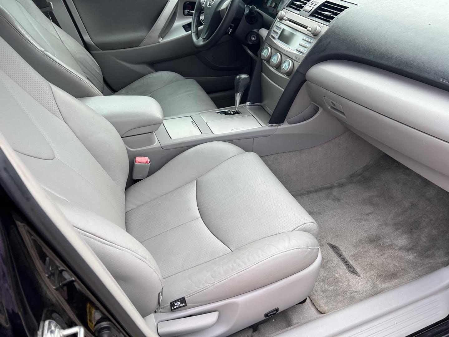 2007 Black /Gray Toyota Camry SE (4T1BK46K47U) with an 3.5L V6 DOHC 24V engine, 6-Speed Automatic Overdrive transmission, located at 4520 Airline Hwy, Baton Rouge, LA, 70805, (225) 357-1497, 30.509325, -91.145432 - 2007 Toyota Camry SE **ONE OWNER & NO ACCIDENTS** 3.5 V6 Gas, 195K Miles, Leather Seats, Cold A/C, Power Windows, Locks & Mirrors, Alloy Wheels. FOR INFO PLEASE CONTACT JEFF AT 225-413-0981. CHECK OUT OUR A+ RATING WITH THE BETTER BUSINESS BUREAU. WE HAVE BEEN A FAMILY OWNED AND OPERATED BUSINESS AT - Photo#9