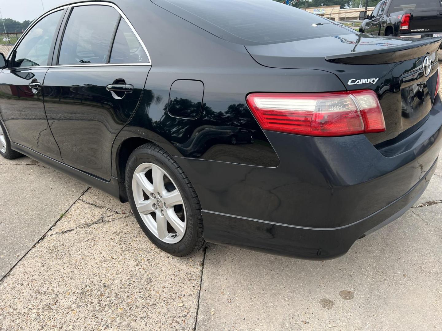 2007 Black /Gray Toyota Camry SE (4T1BK46K47U) with an 3.5L V6 DOHC 24V engine, 6-Speed Automatic Overdrive transmission, located at 4520 Airline Hwy, Baton Rouge, LA, 70805, (225) 357-1497, 30.509325, -91.145432 - 2007 Toyota Camry SE **ONE OWNER & NO ACCIDENTS** 3.5 V6 Gas, 195K Miles, Leather Seats, Cold A/C, Power Windows, Locks & Mirrors, Alloy Wheels. FOR INFO PLEASE CONTACT JEFF AT 225-413-0981. CHECK OUT OUR A+ RATING WITH THE BETTER BUSINESS BUREAU. WE HAVE BEEN A FAMILY OWNED AND OPERATED BUSINESS AT - Photo#7