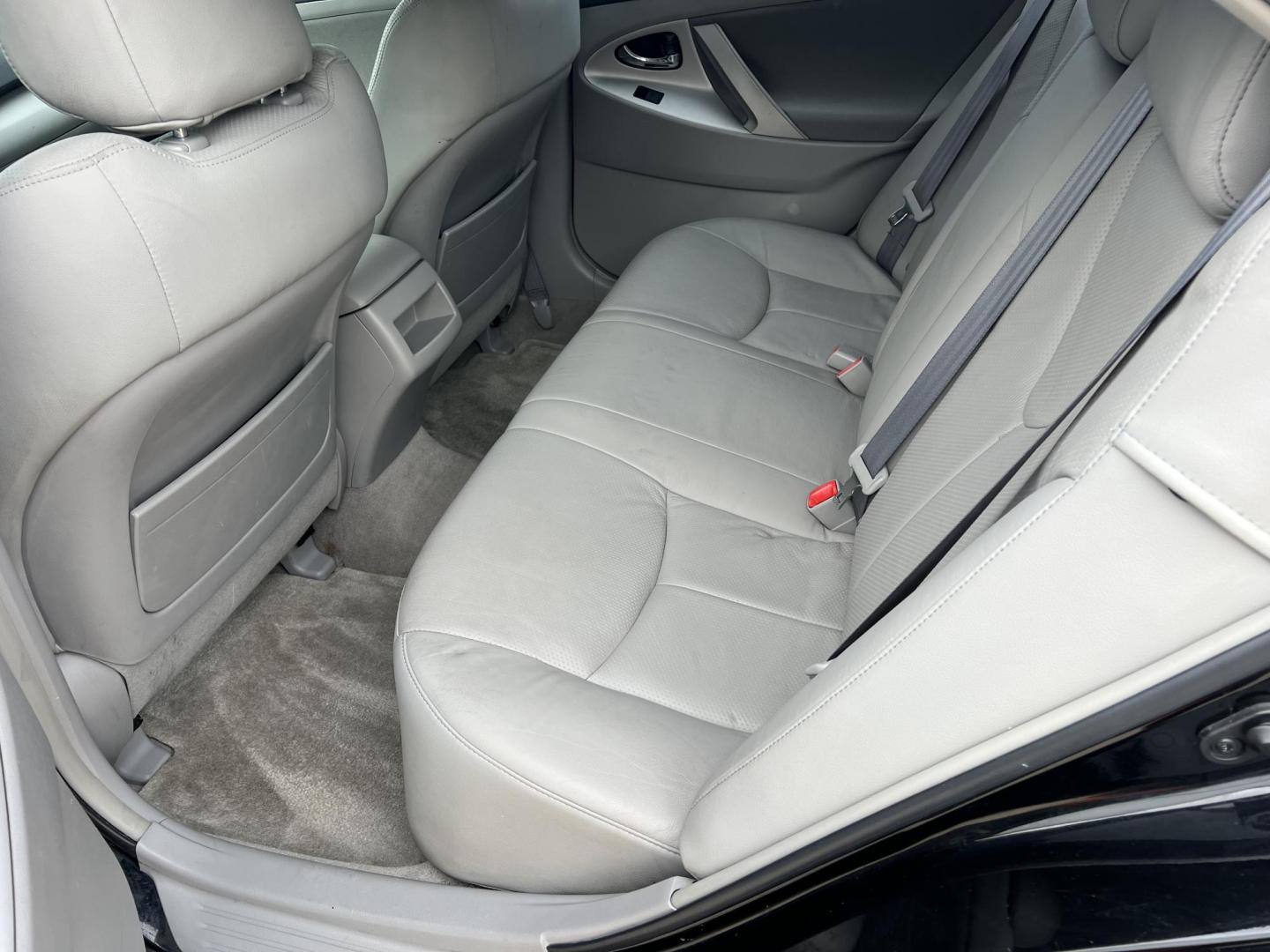 2007 Black /Gray Toyota Camry SE (4T1BK46K47U) with an 3.5L V6 DOHC 24V engine, 6-Speed Automatic Overdrive transmission, located at 4520 Airline Hwy, Baton Rouge, LA, 70805, (225) 357-1497, 30.509325, -91.145432 - 2007 Toyota Camry SE **ONE OWNER & NO ACCIDENTS** 3.5 V6 Gas, 195K Miles, Leather Seats, Cold A/C, Power Windows, Locks & Mirrors, Alloy Wheels. FOR INFO PLEASE CONTACT JEFF AT 225-413-0981. CHECK OUT OUR A+ RATING WITH THE BETTER BUSINESS BUREAU. WE HAVE BEEN A FAMILY OWNED AND OPERATED BUSINESS AT - Photo#11
