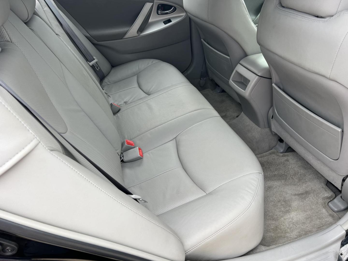 2007 Black /Gray Toyota Camry SE (4T1BK46K47U) with an 3.5L V6 DOHC 24V engine, 6-Speed Automatic Overdrive transmission, located at 4520 Airline Hwy, Baton Rouge, LA, 70805, (225) 357-1497, 30.509325, -91.145432 - 2007 Toyota Camry SE **ONE OWNER & NO ACCIDENTS** 3.5 V6 Gas, 195K Miles, Leather Seats, Cold A/C, Power Windows, Locks & Mirrors, Alloy Wheels. FOR INFO PLEASE CONTACT JEFF AT 225-413-0981. CHECK OUT OUR A+ RATING WITH THE BETTER BUSINESS BUREAU. WE HAVE BEEN A FAMILY OWNED AND OPERATED BUSINESS AT - Photo#10